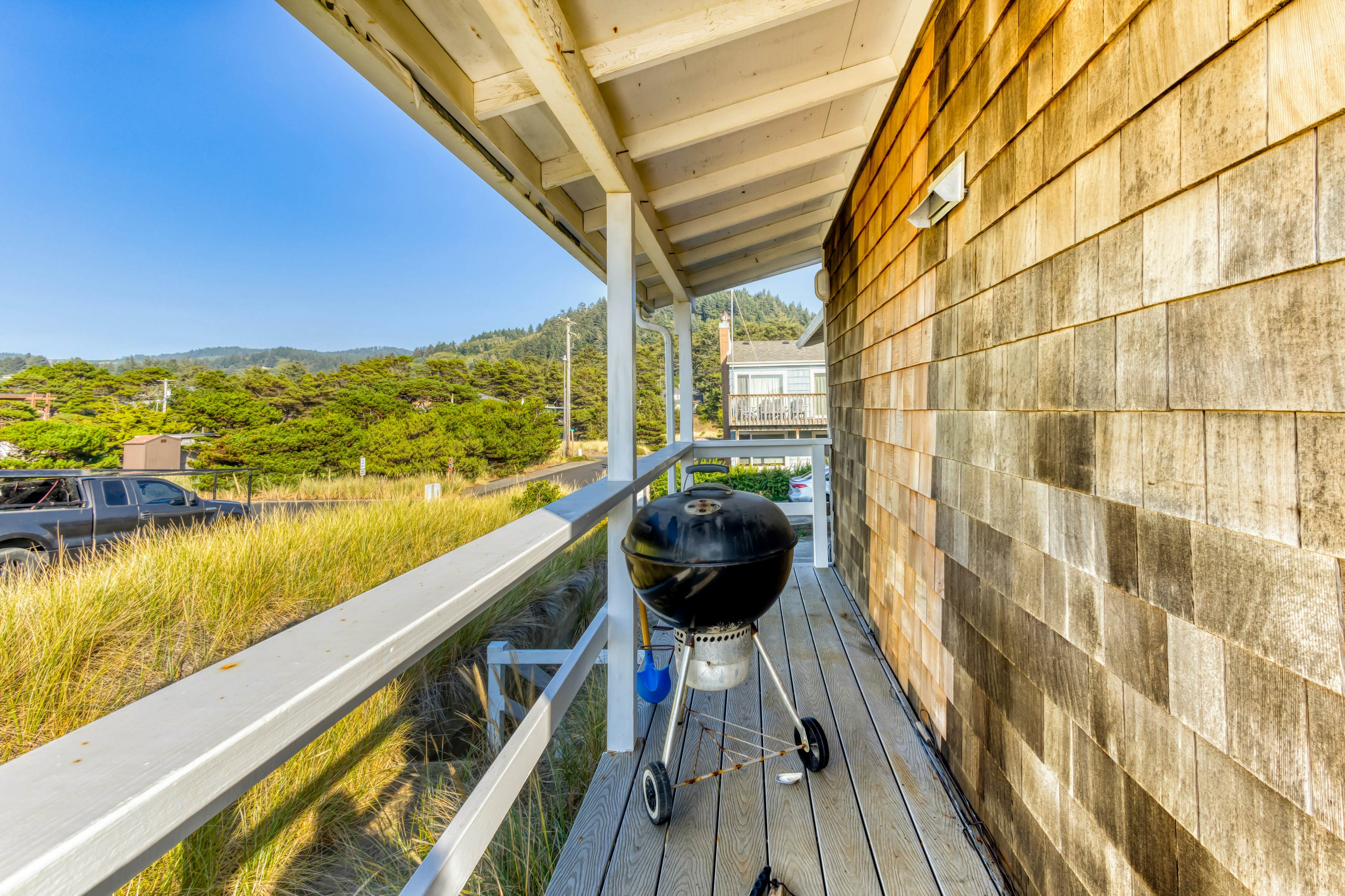 Beachfront home with ocean-view hot tub & wood-burning fireplace - dog-friendly
