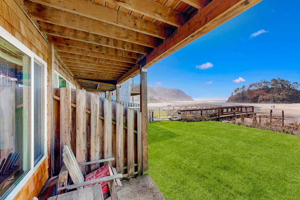 Beachfront dog friendly studio with amazing Proposal Rock view steps to the sand