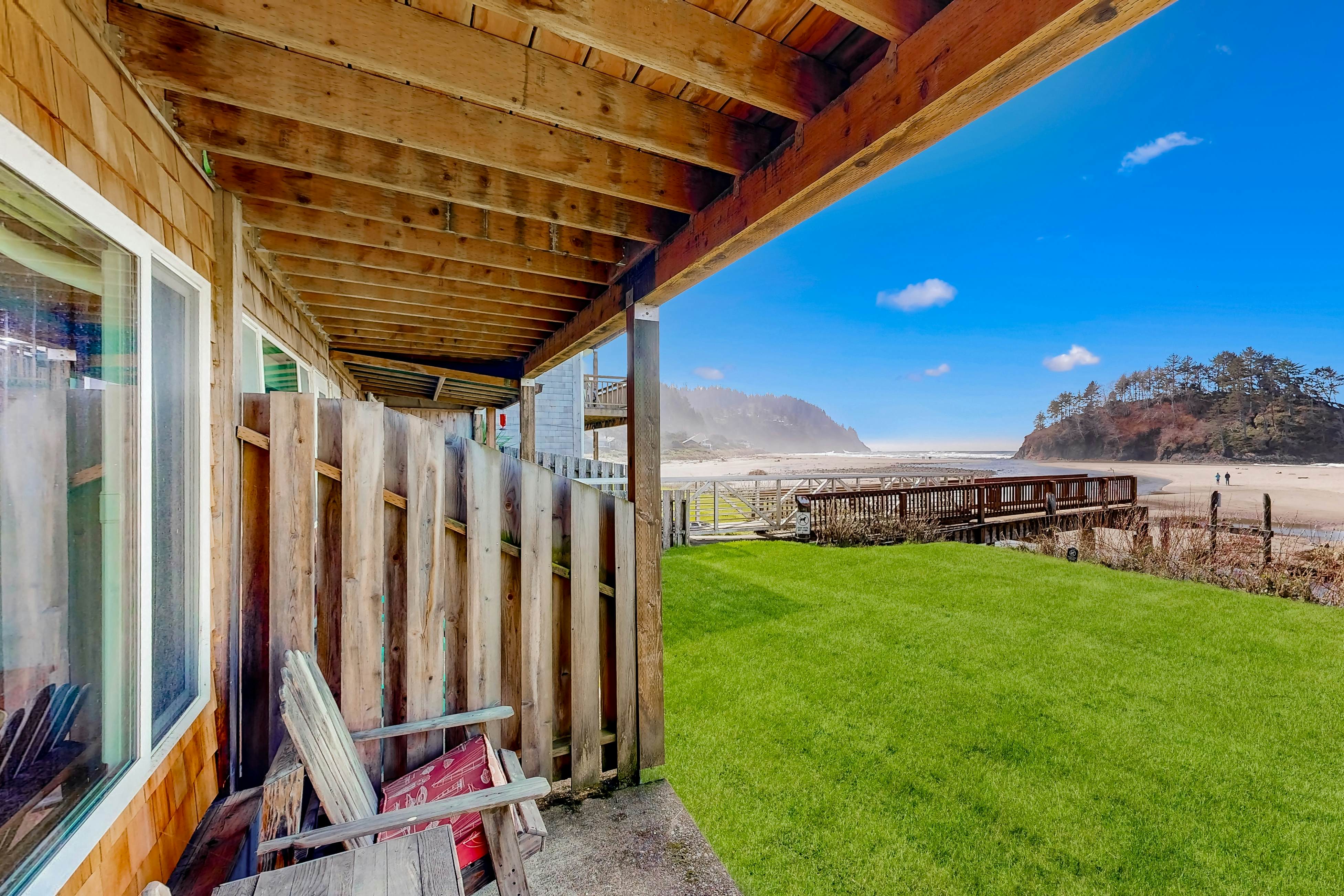 Beachfront dog-friendly studio w/amazing Proposal Rock view - steps to the sand