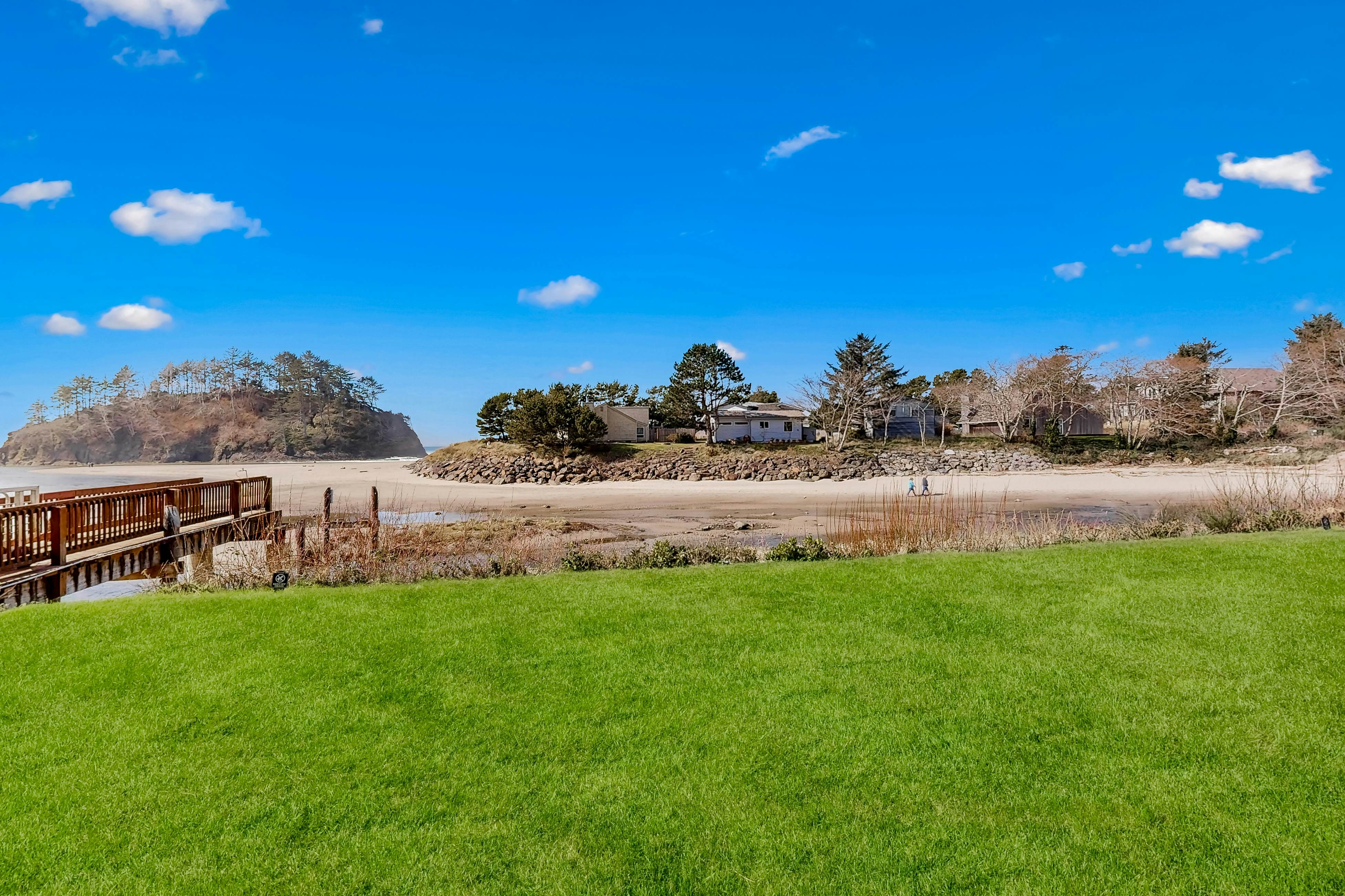 Beachfront dog-friendly studio w/amazing Proposal Rock view - steps to the sand