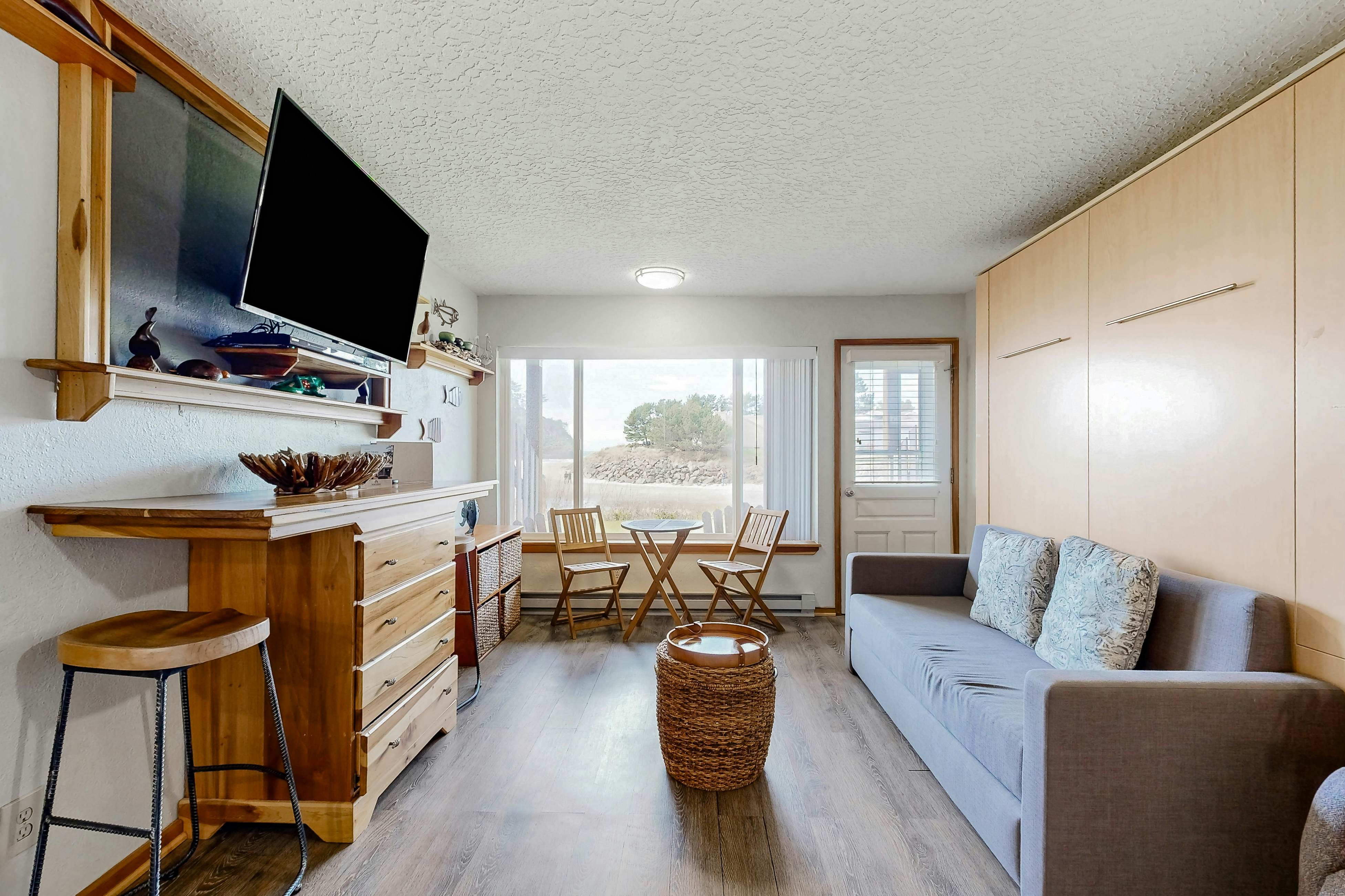 Beachfront dog-friendly studio w/amazing Proposal Rock view - steps to the sand