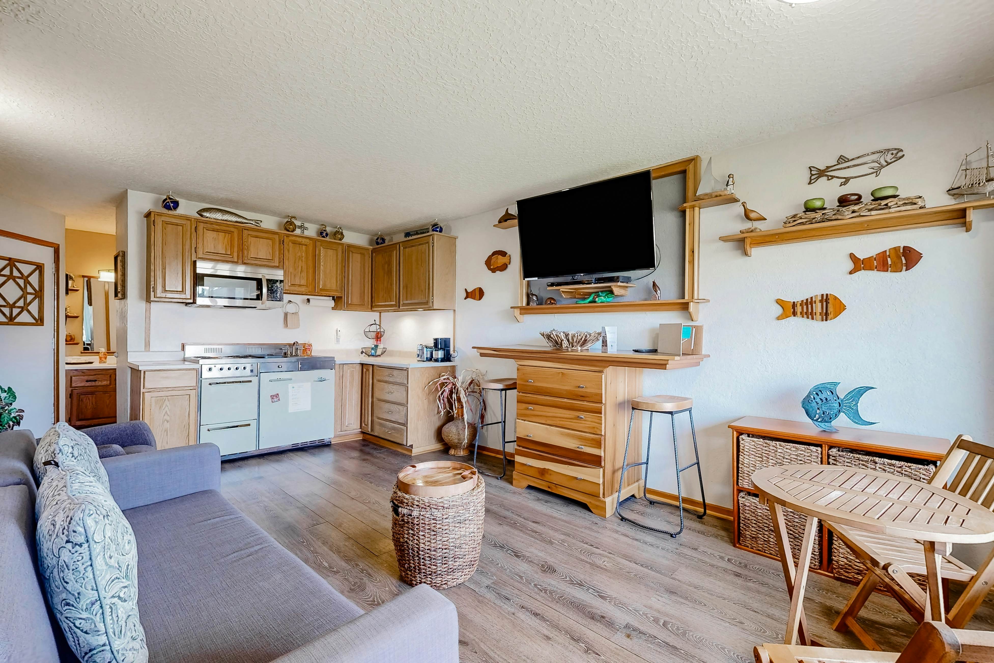 Beachfront dog-friendly studio w/amazing Proposal Rock view - steps to the sand