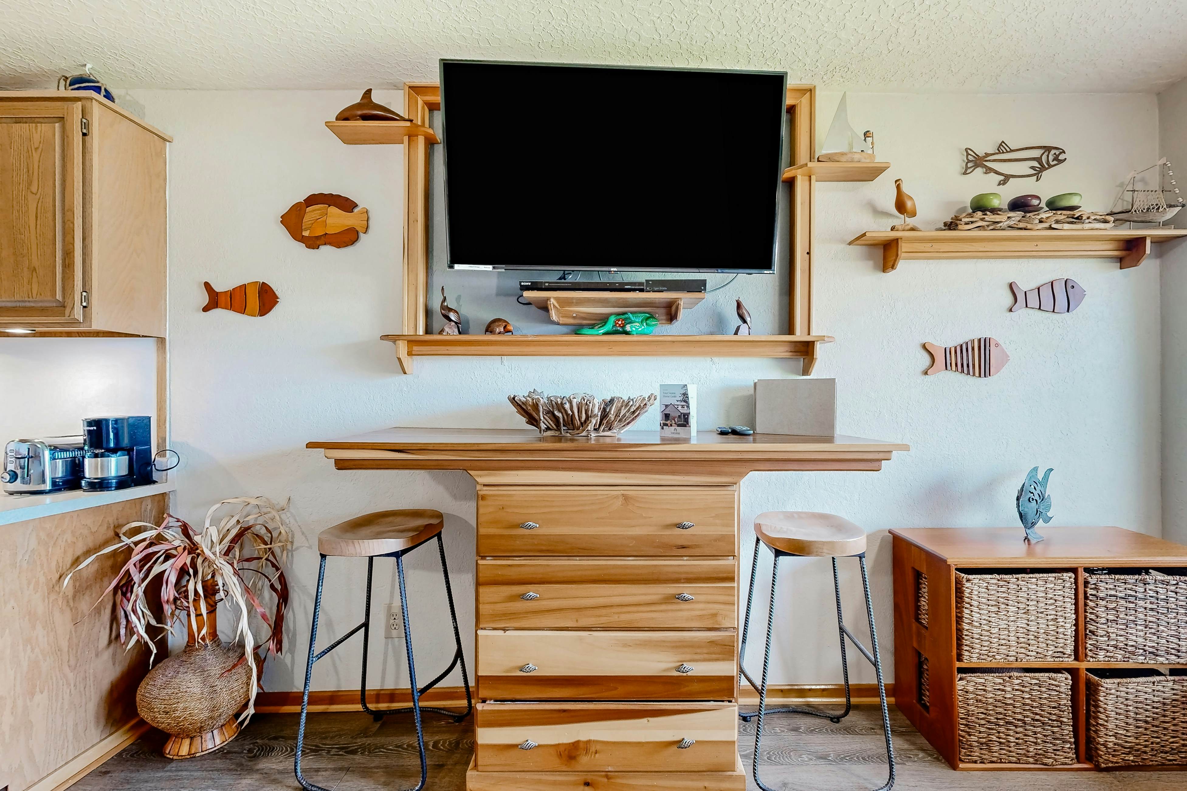 Beachfront dog-friendly studio w/amazing Proposal Rock view - steps to the sand