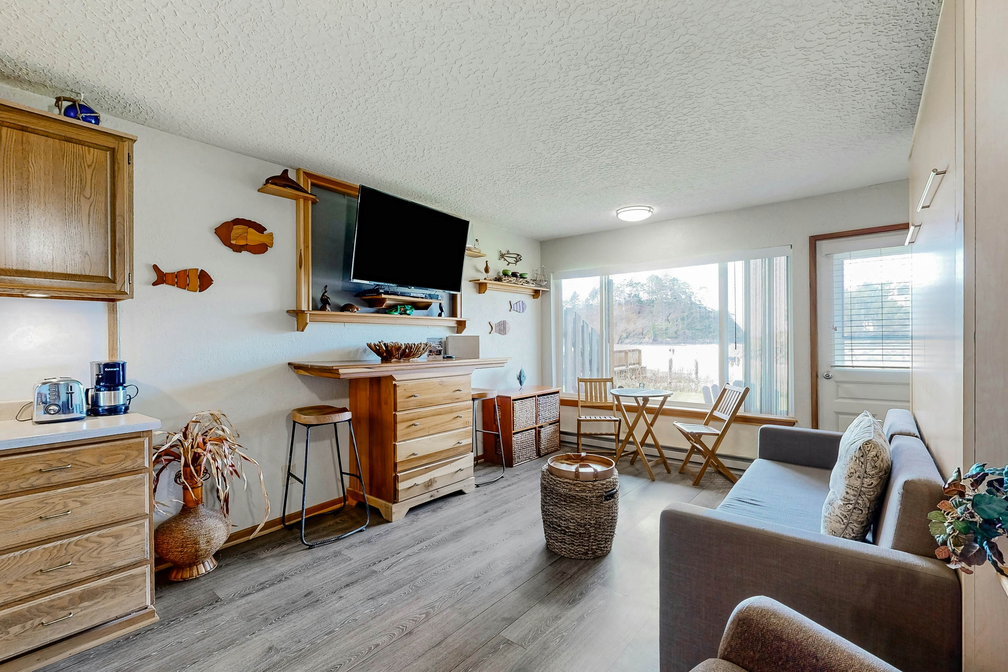 Beachfront dog-friendly studio w/amazing Proposal Rock view - steps to the sand