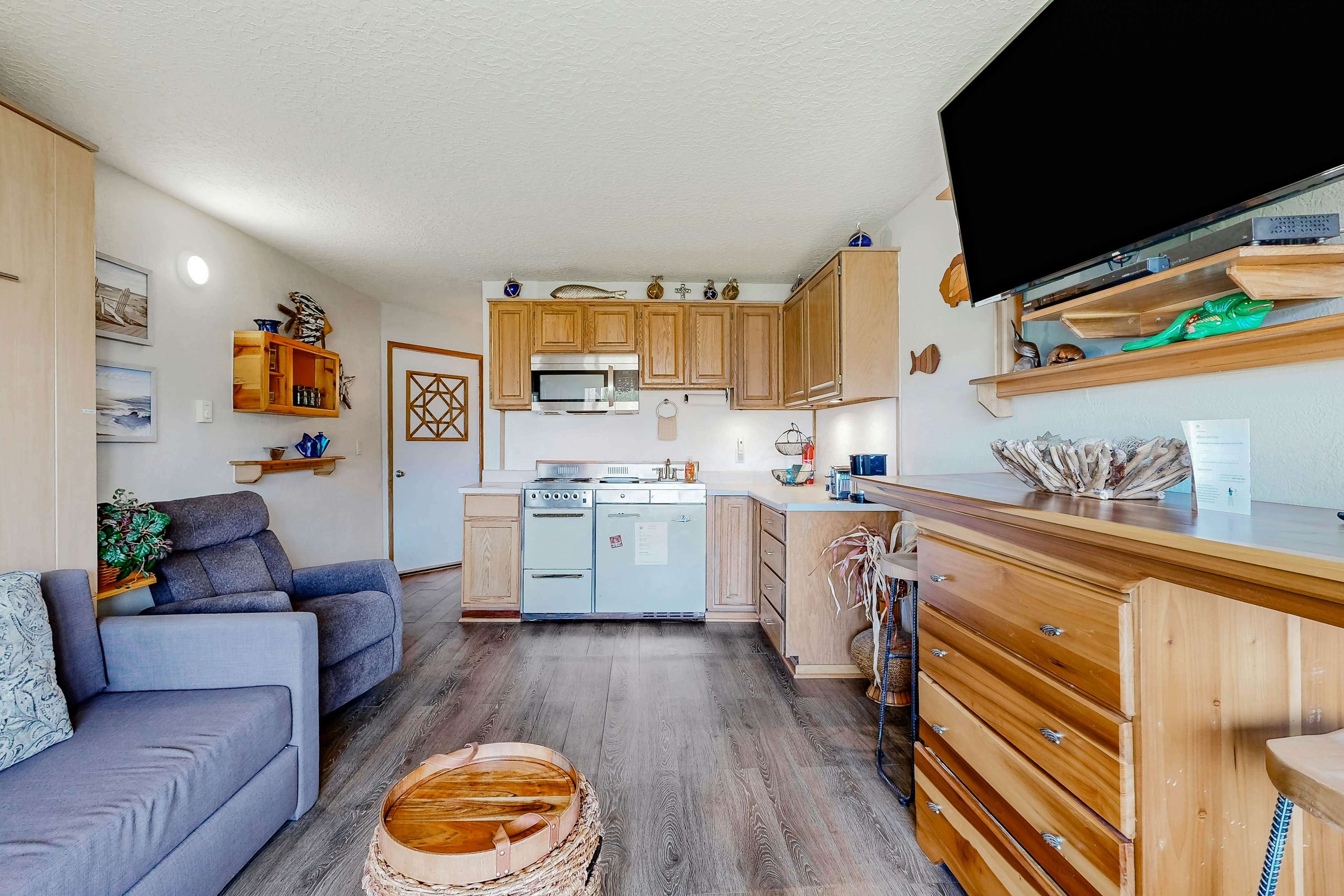 Beachfront dog-friendly studio w/amazing Proposal Rock view - steps to the sand