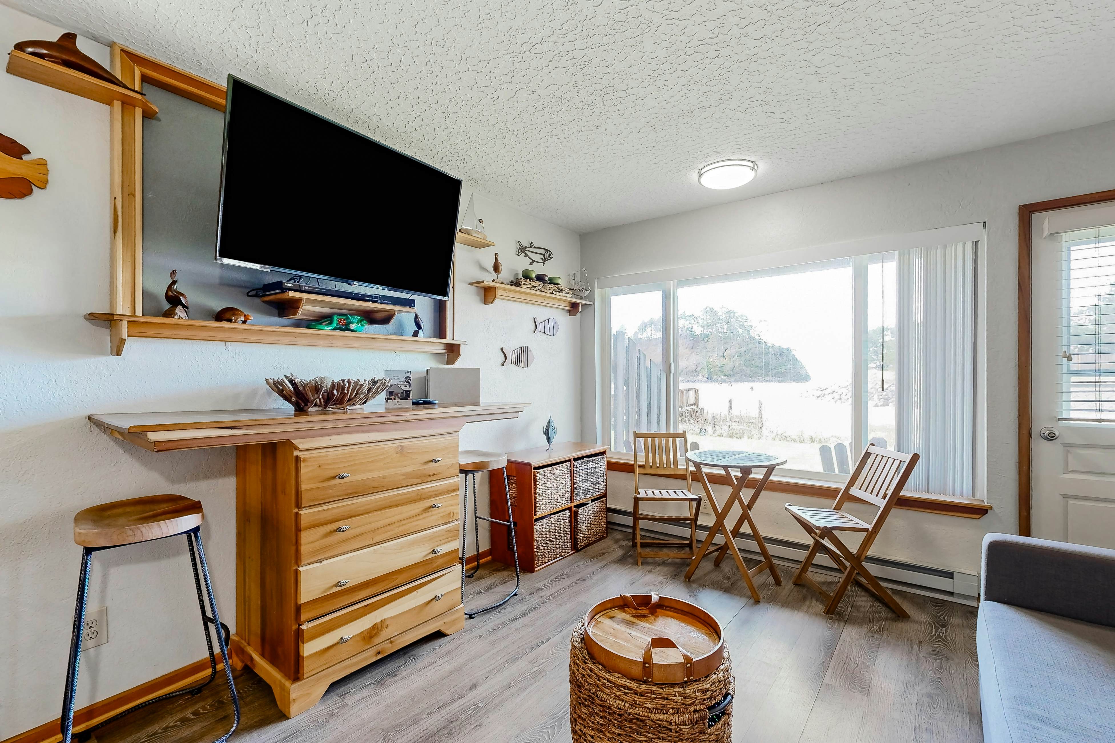 Beachfront dog-friendly studio w/amazing Proposal Rock view - steps to the sand