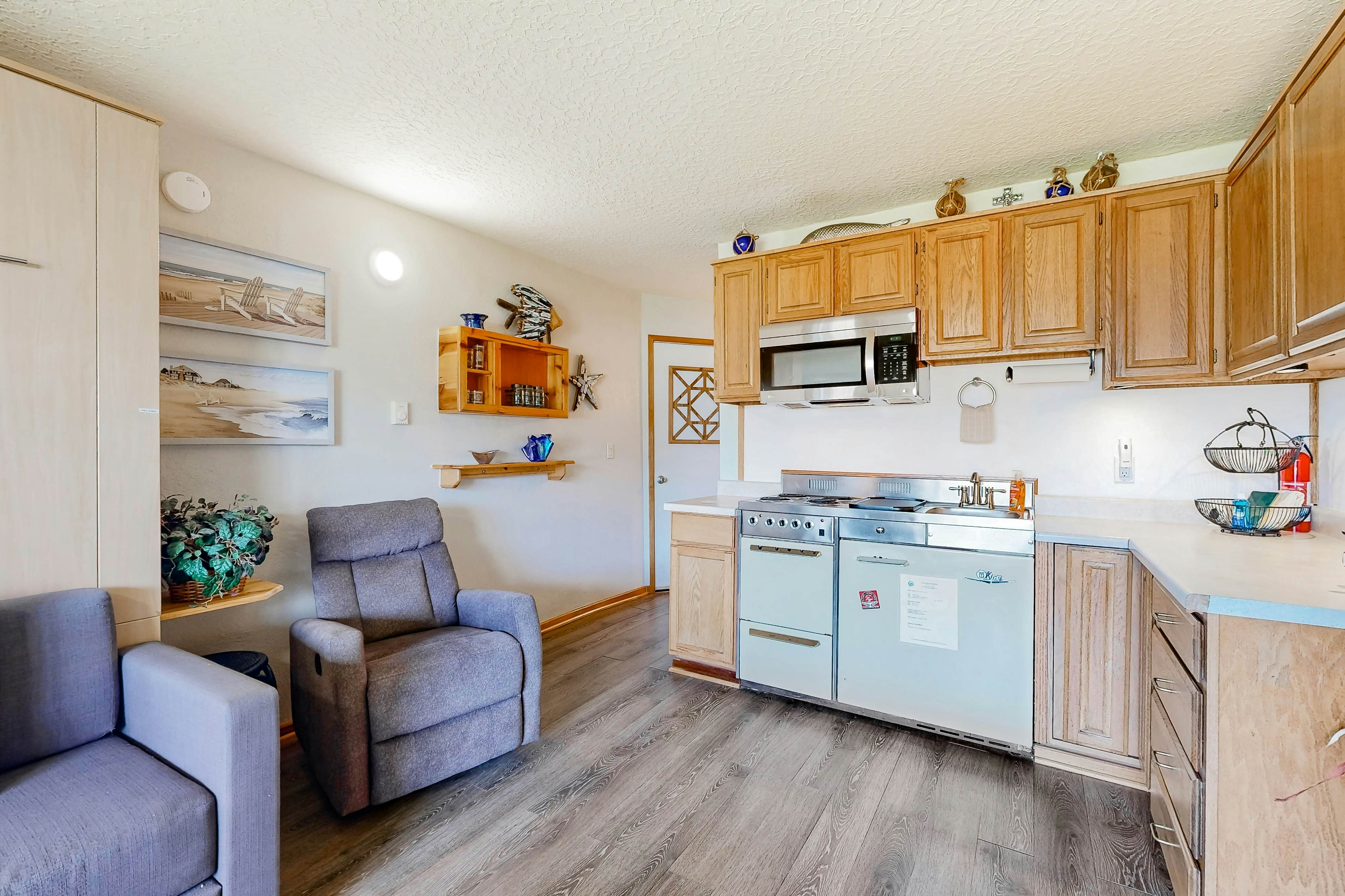 Beachfront dog-friendly studio w/amazing Proposal Rock view - steps to the sand