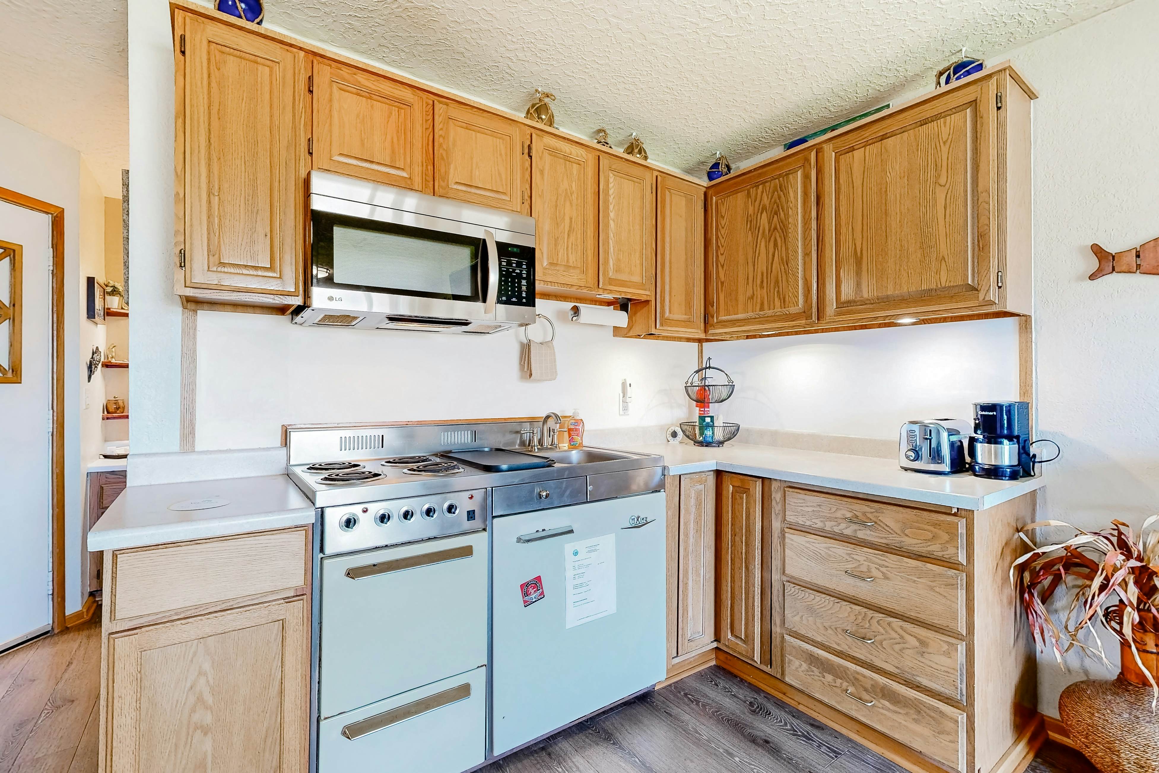 Beachfront dog-friendly studio w/amazing Proposal Rock view - steps to the sand