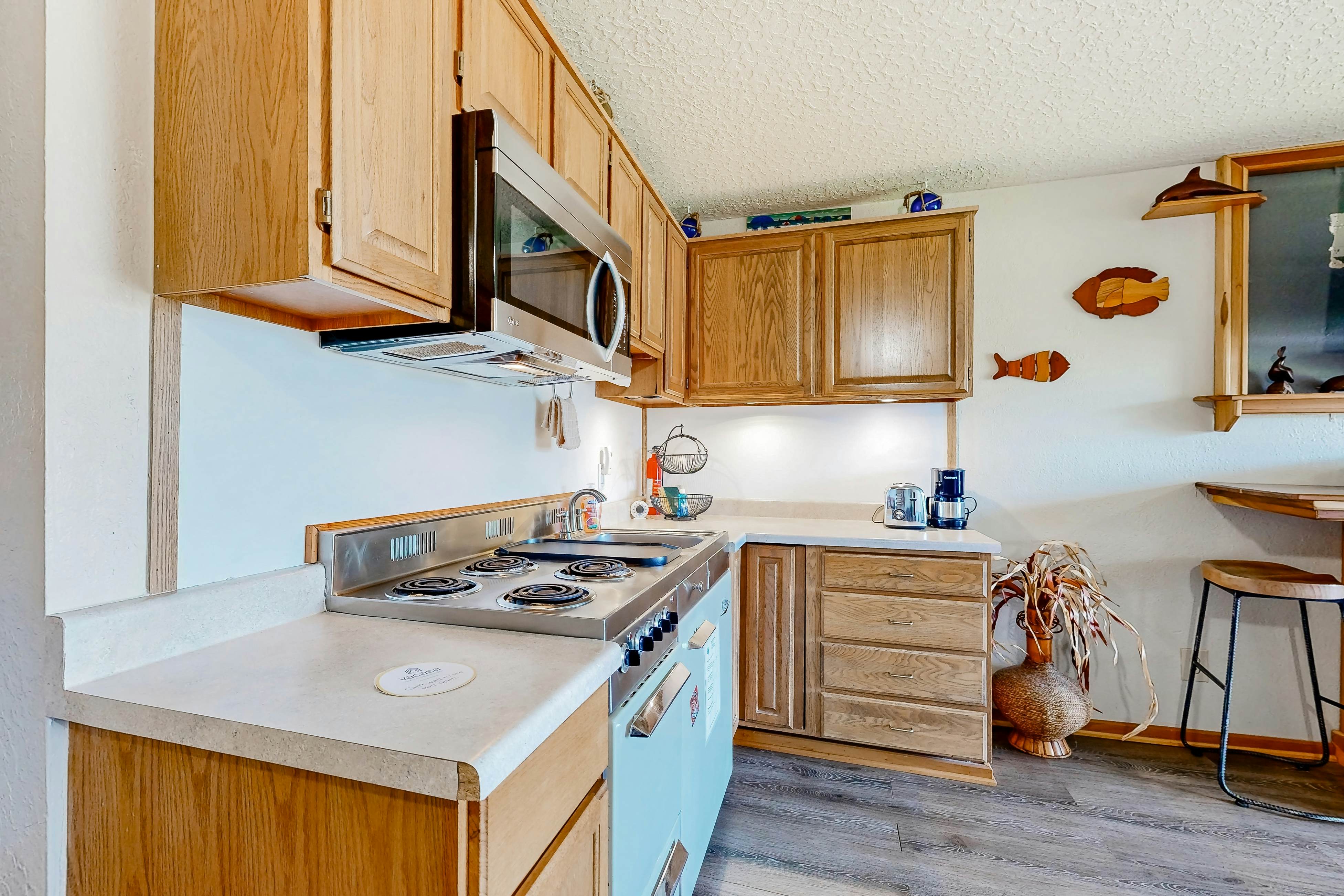 Beachfront dog-friendly studio w/amazing Proposal Rock view - steps to the sand