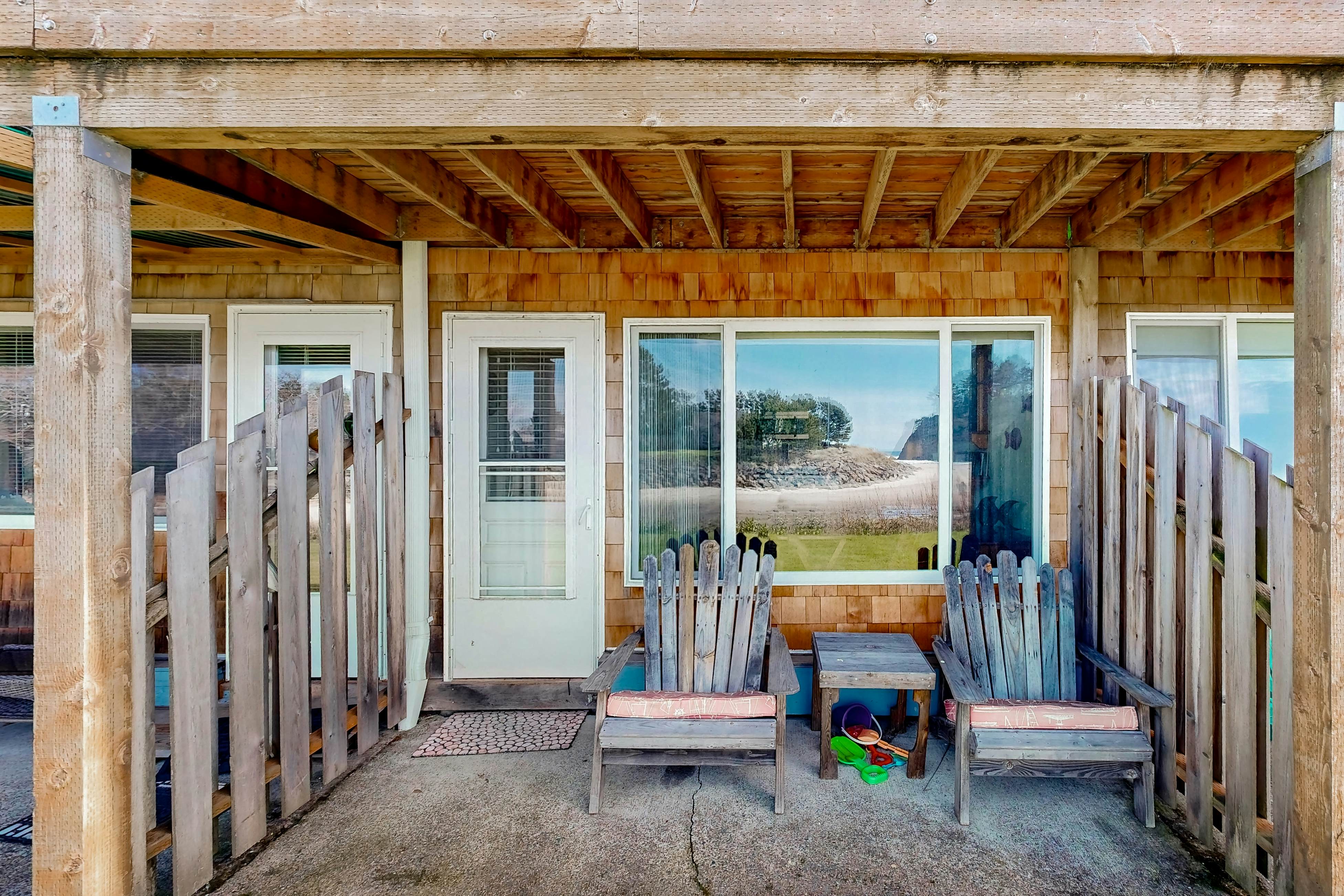 Beachfront dog-friendly studio w/amazing Proposal Rock view - steps to the sand