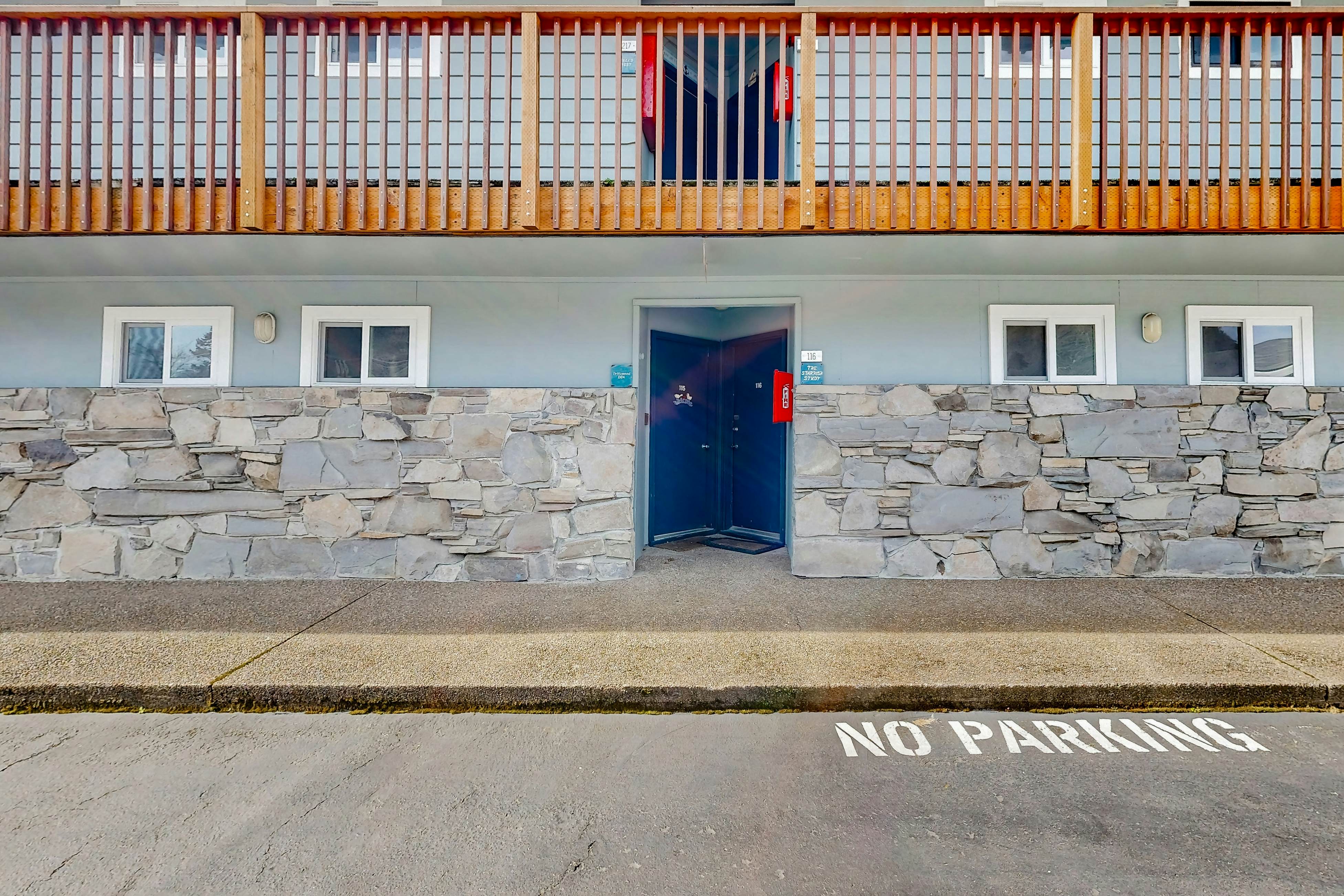 Beachfront dog-friendly studio w/amazing Proposal Rock view - steps to the sand