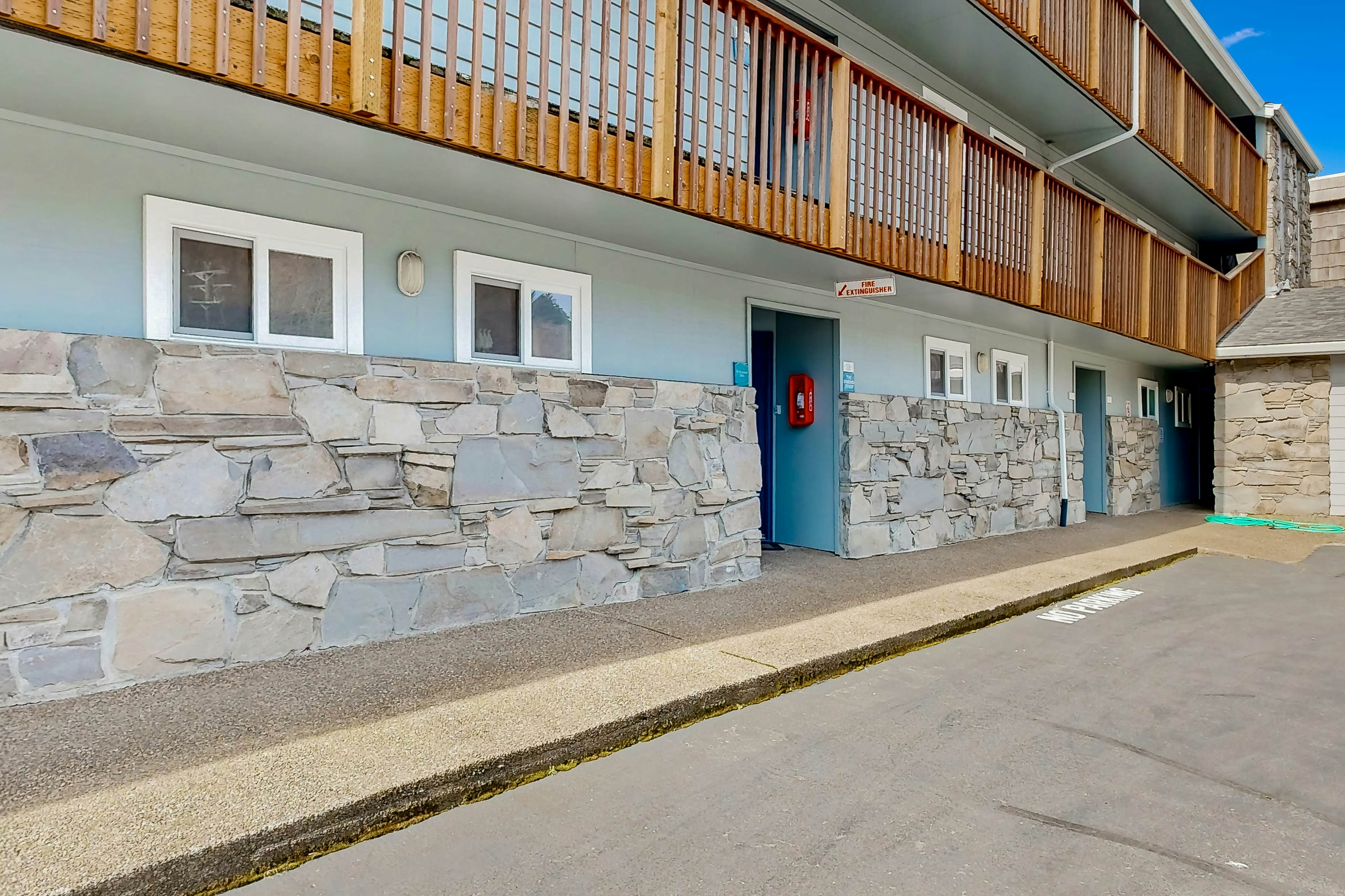 Beachfront dog-friendly studio w/amazing Proposal Rock view - steps to the sand