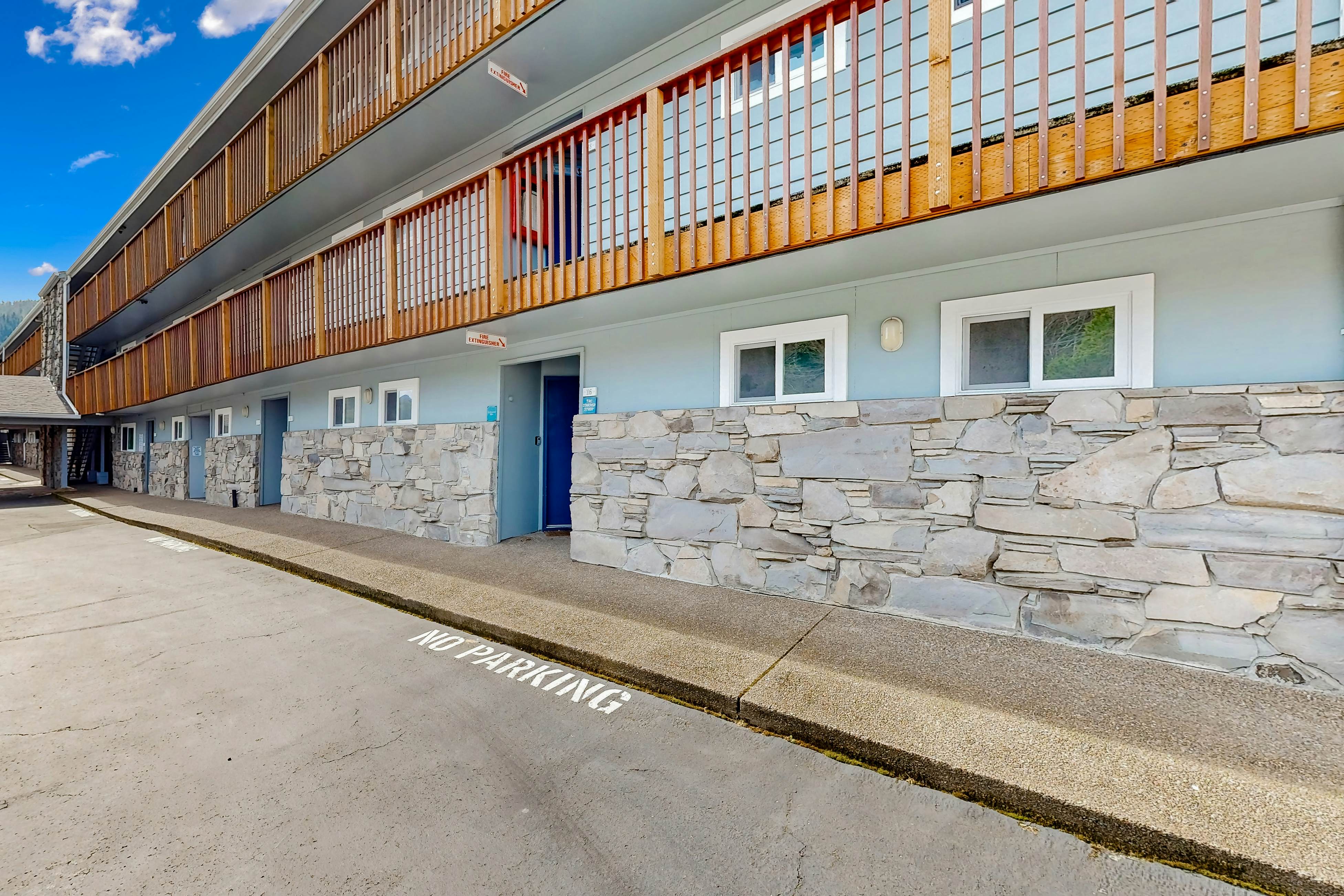 Beachfront dog-friendly studio w/amazing Proposal Rock view - steps to the sand