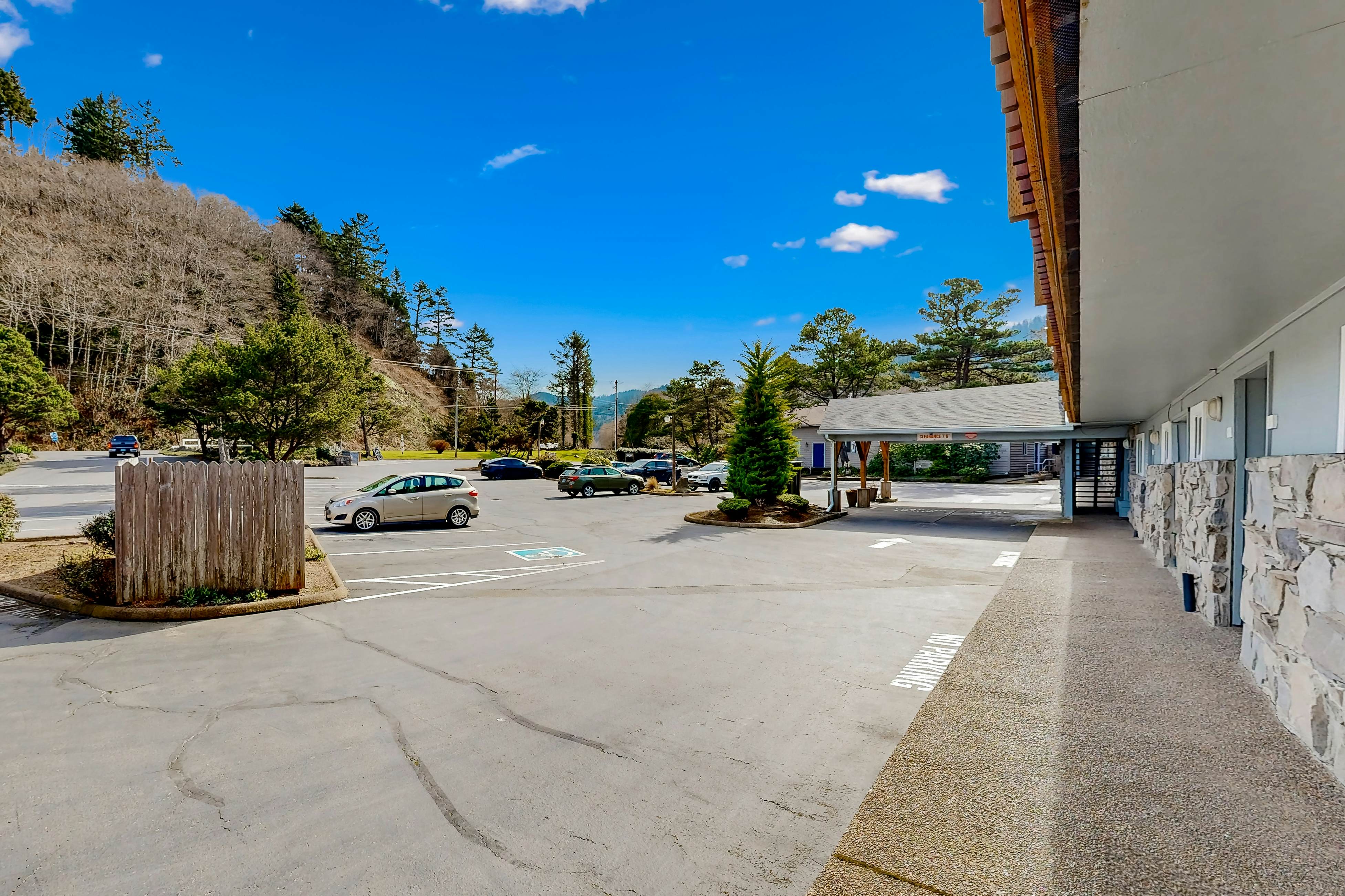 Beachfront dog-friendly studio w/amazing Proposal Rock view - steps to the sand