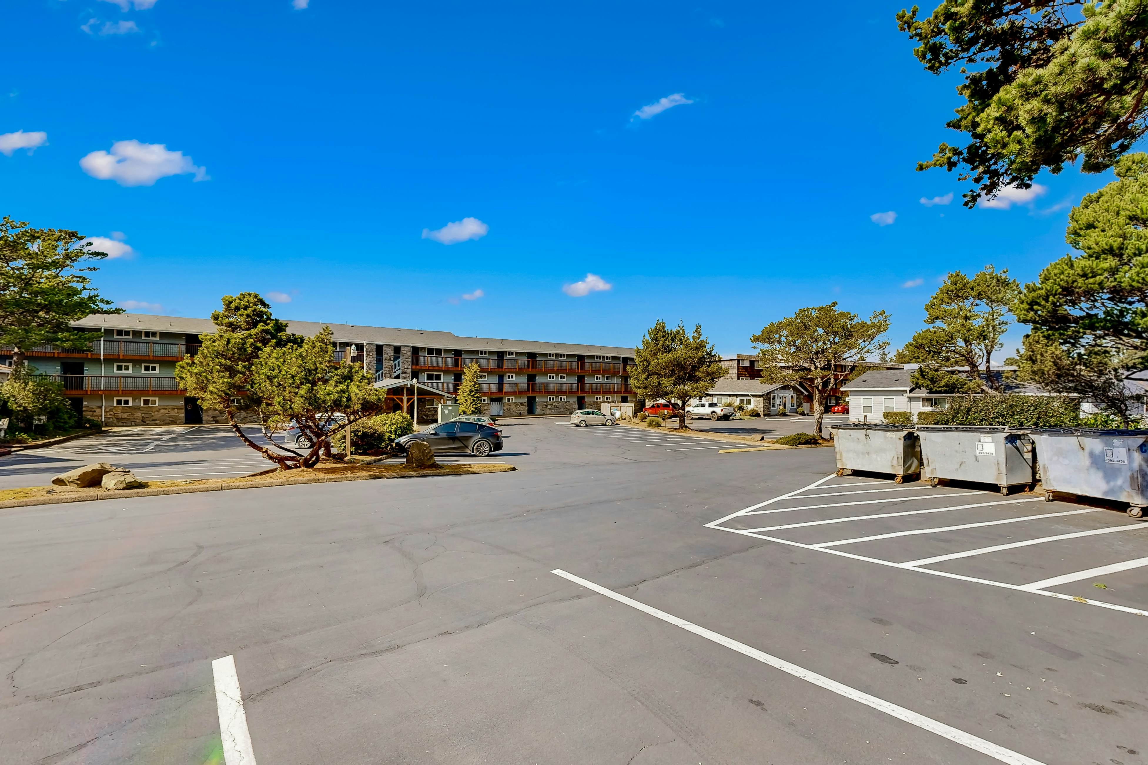 Beachfront dog-friendly studio w/amazing Proposal Rock view - steps to the sand