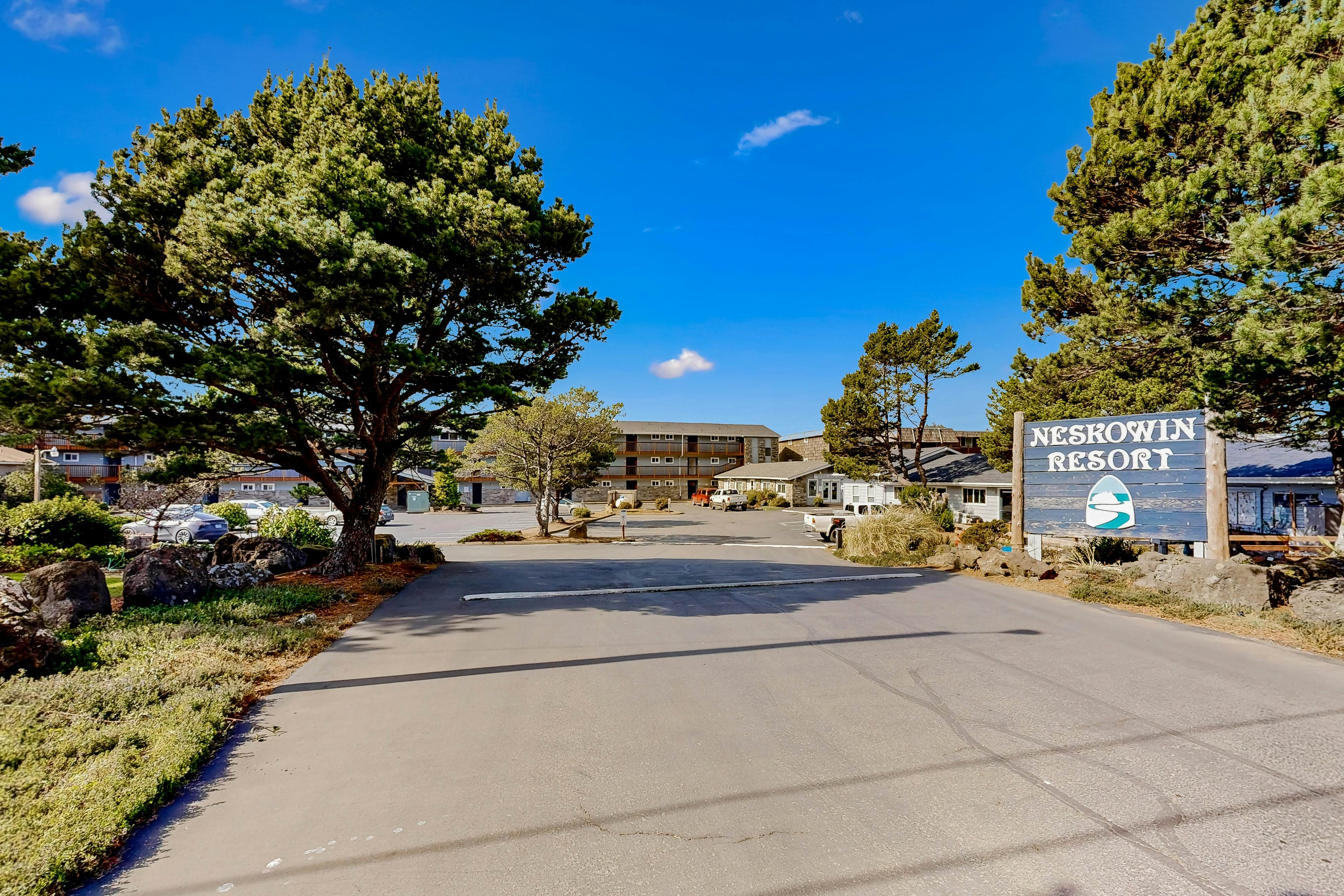 Beachfront dog-friendly studio w/amazing Proposal Rock view - steps to the sand