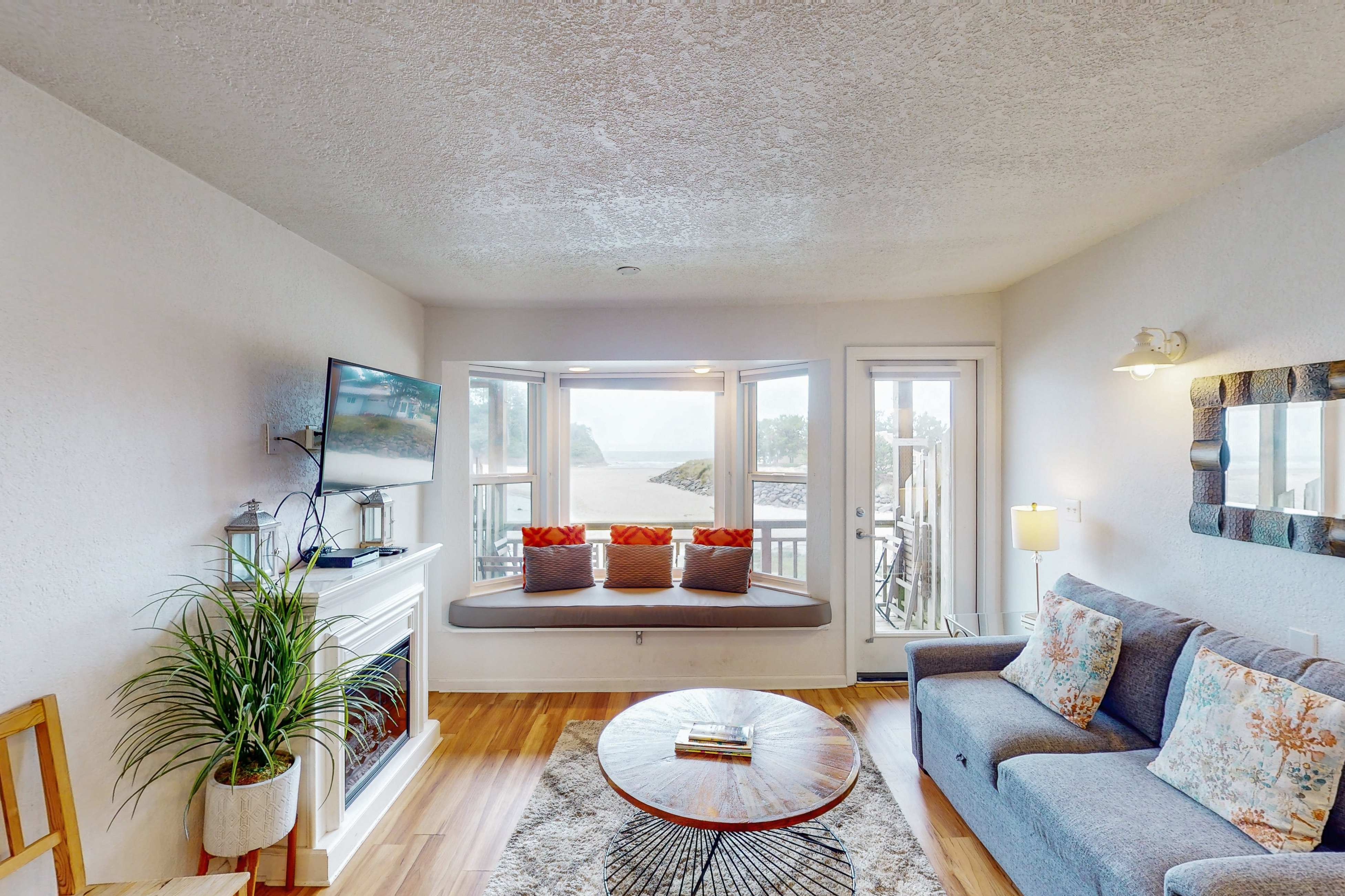 Studio with ocean views wifi washer dryer and gas fireplace