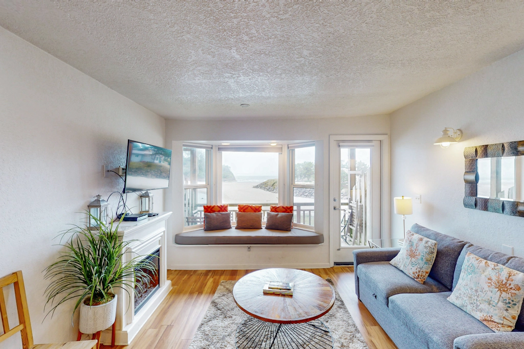 Studio with ocean views wifi washer dryer and gas fireplace