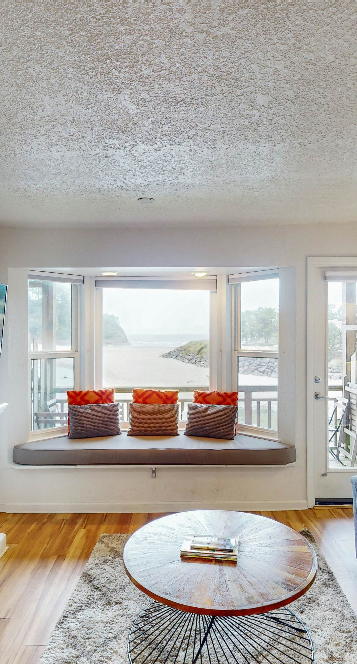 Studio with ocean views wifi washer dryer and gas fireplace