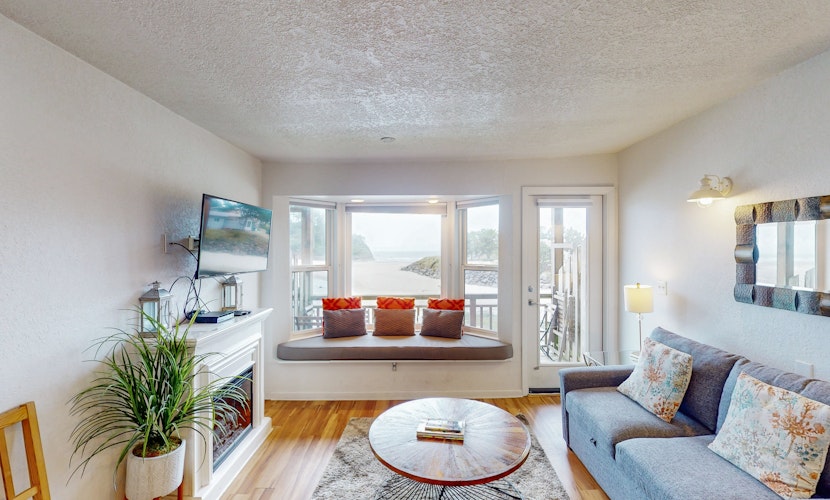 Studio with ocean views wifi washer dryer and gas fireplace