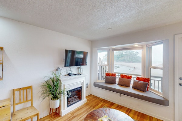 Studio with ocean views wifi washer dryer and gas fireplace