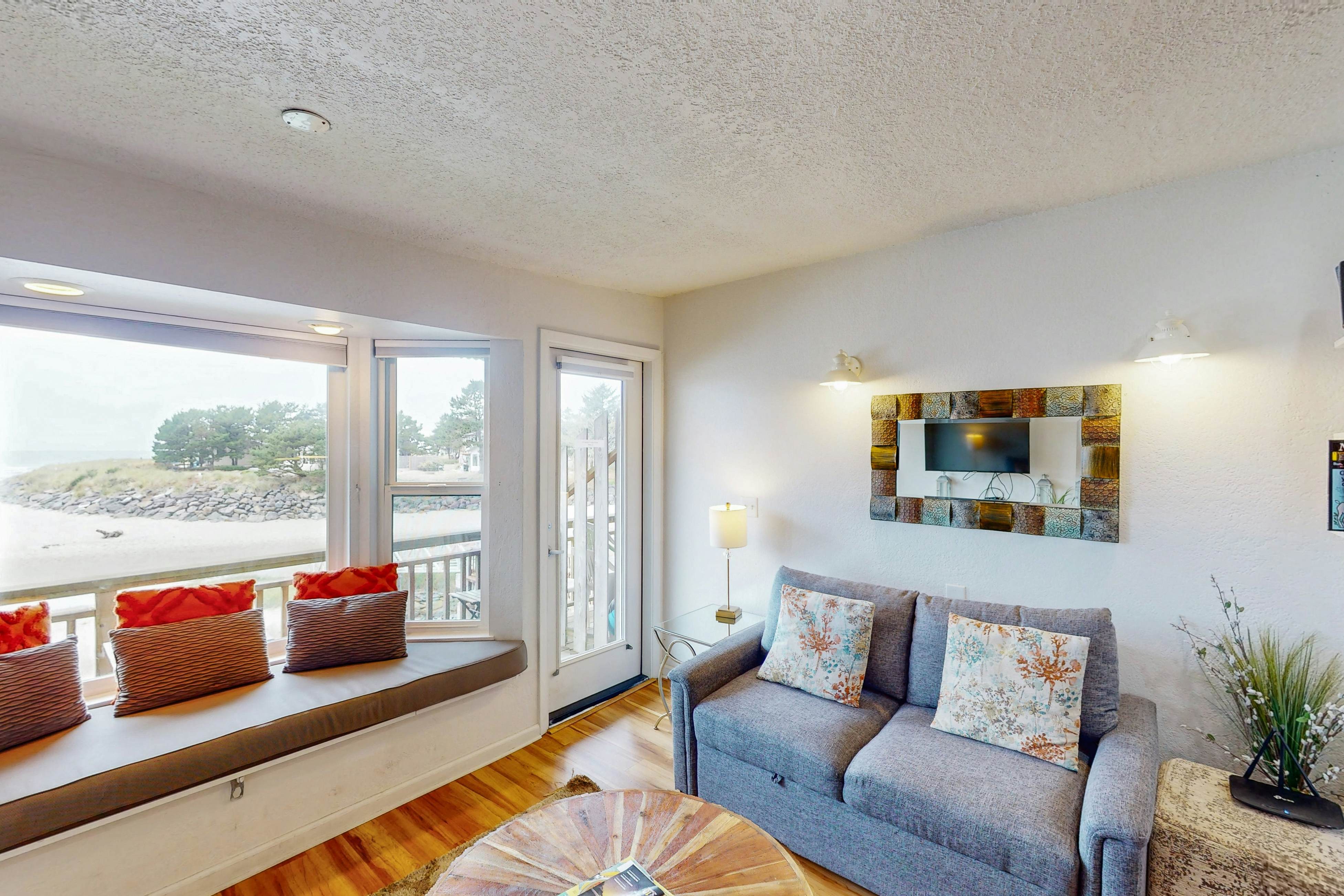 Studio with ocean views, wifi, washer/dryer and gas fireplace