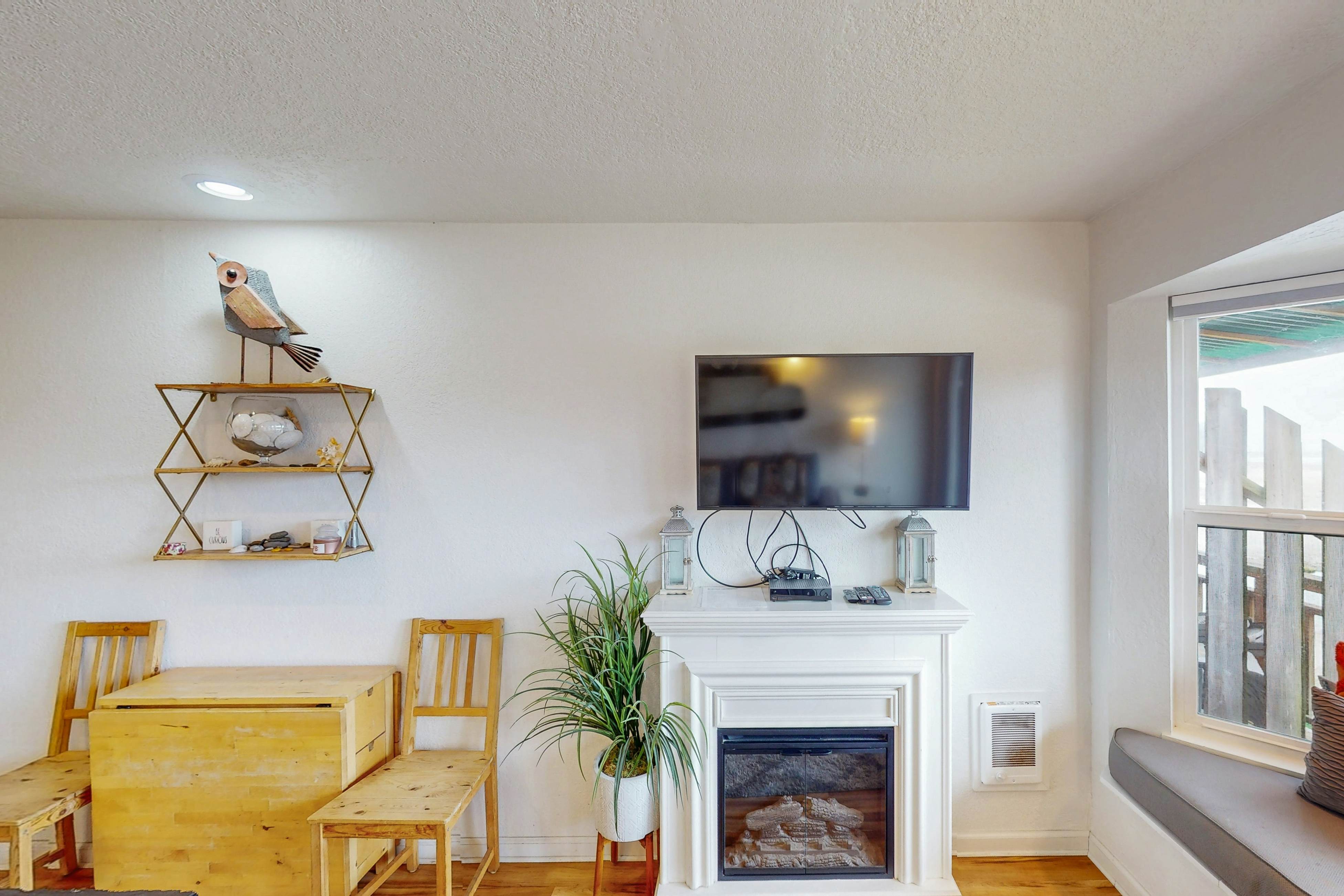 Studio with ocean views, wifi, washer/dryer and gas fireplace