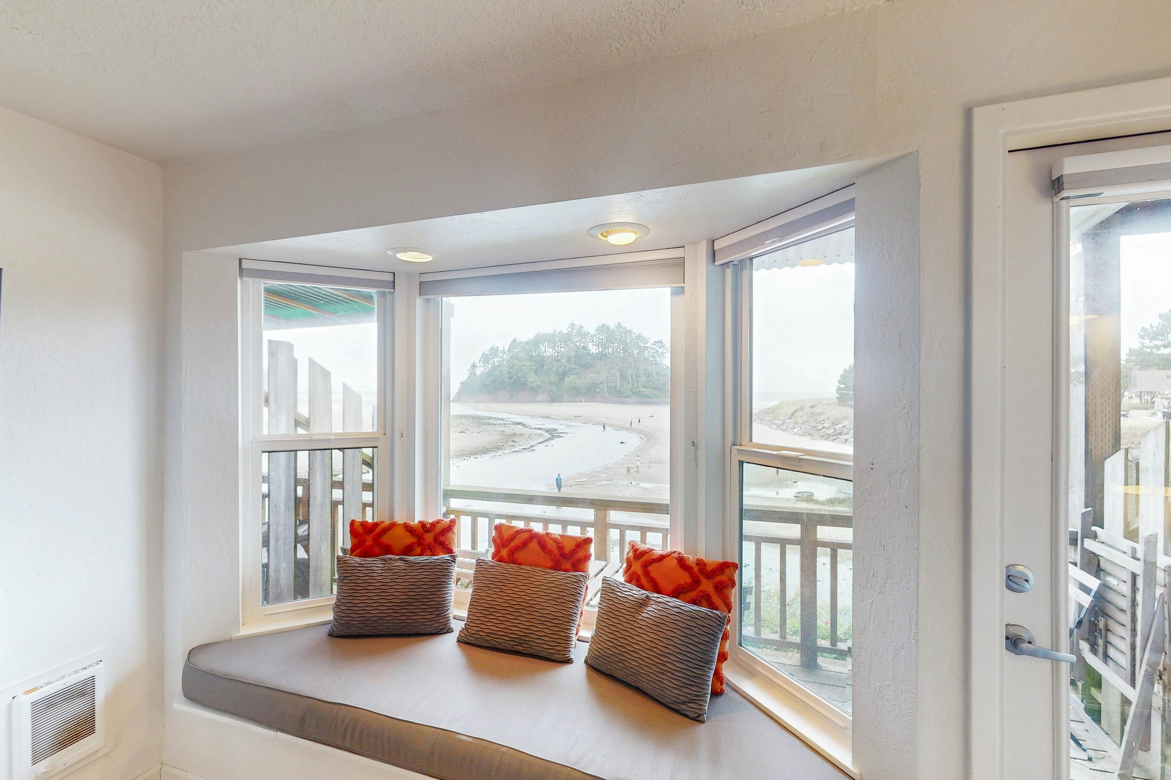 Studio with ocean views, wifi, washer/dryer and gas fireplace