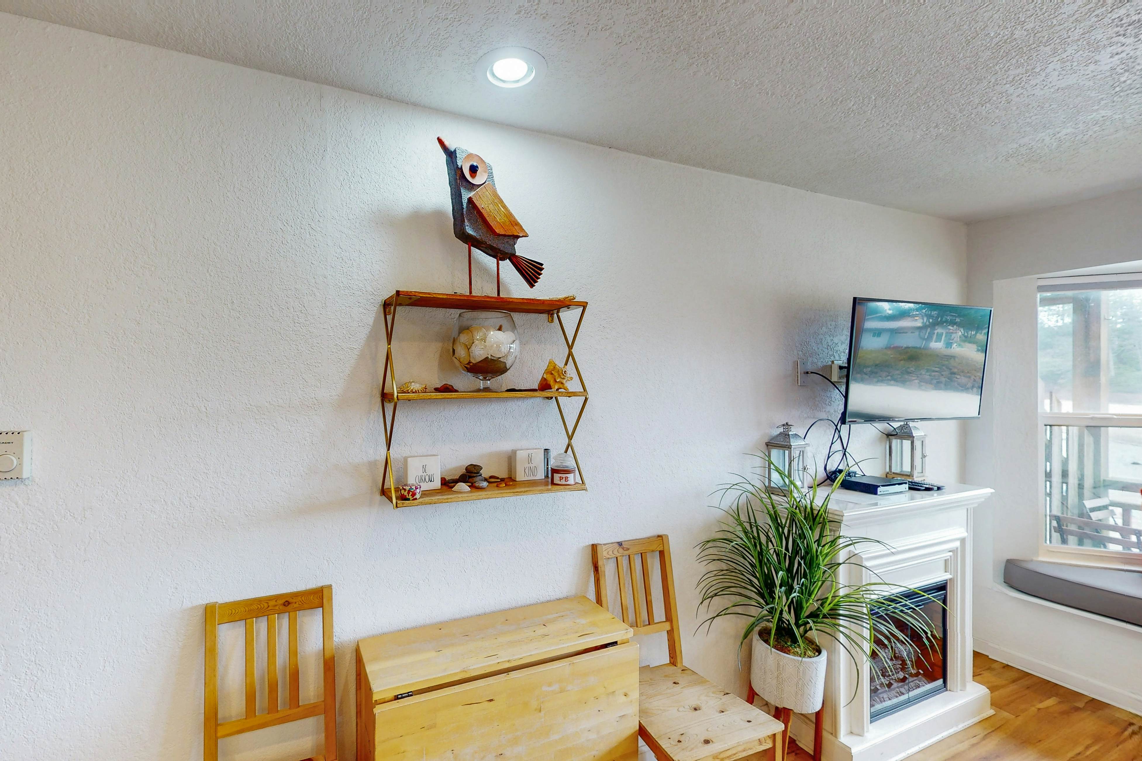 Studio with ocean views, wifi, washer/dryer and gas fireplace