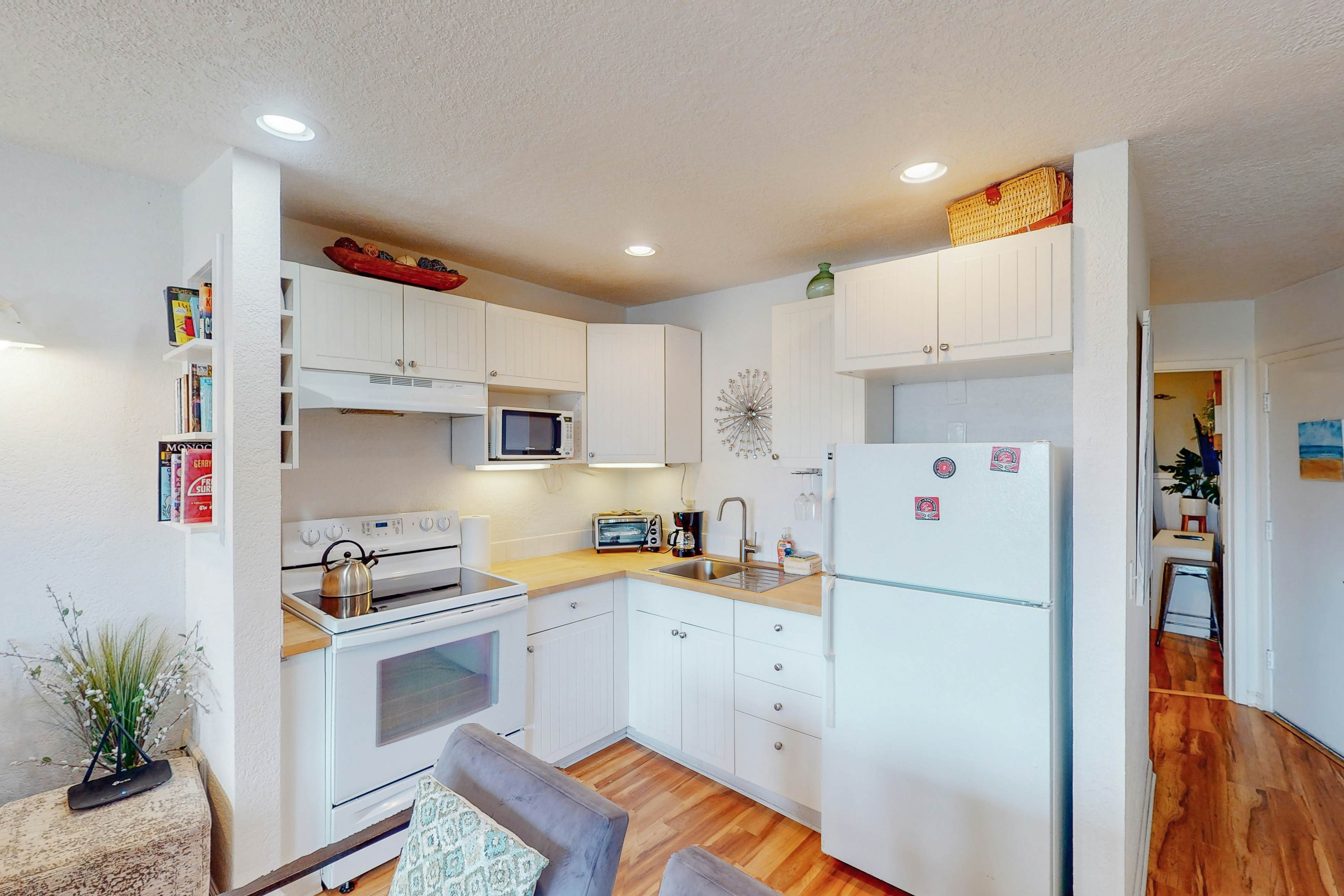 Studio with ocean views, wifi, washer/dryer and gas fireplace