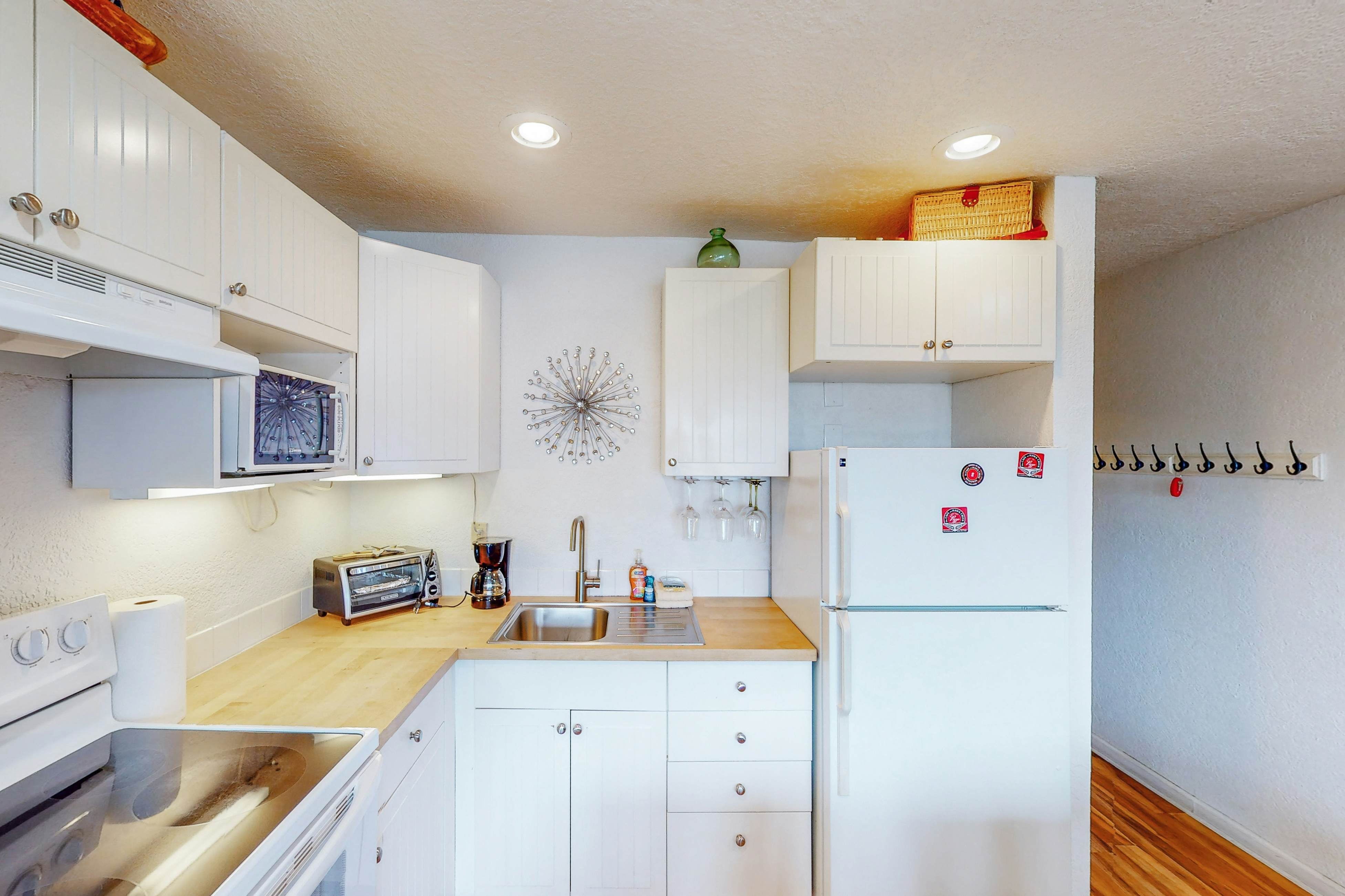 Studio with ocean views, wifi, washer/dryer and gas fireplace