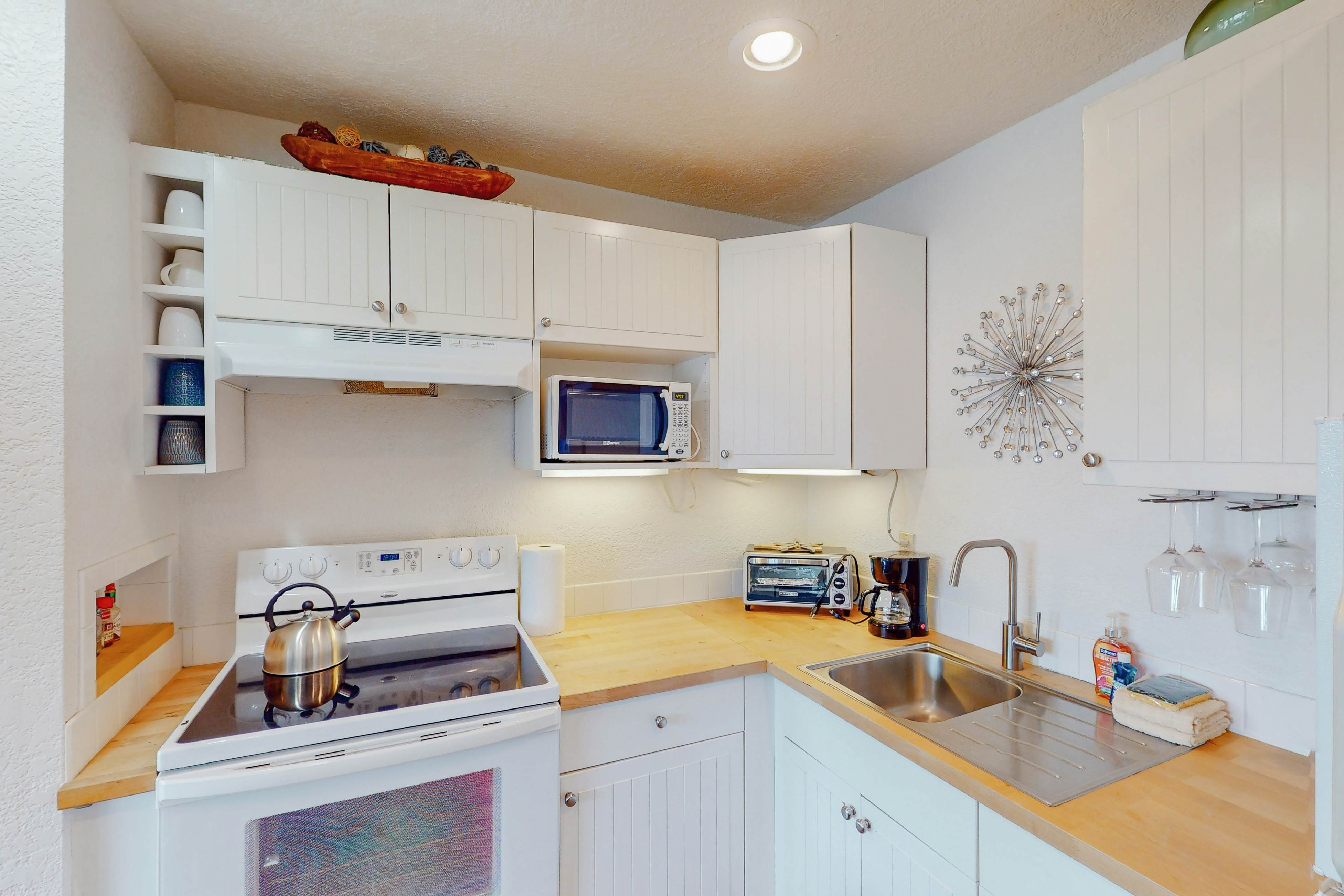 Studio with ocean views, wifi, washer/dryer and gas fireplace