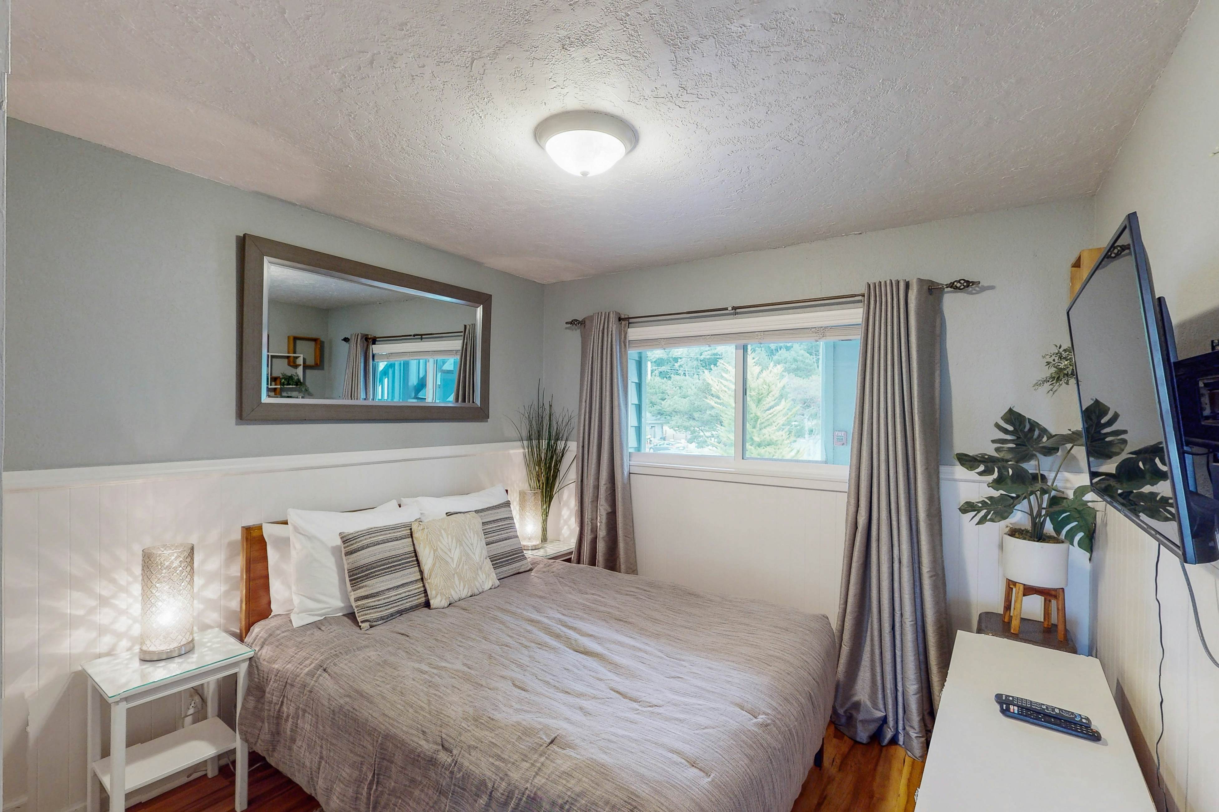 Studio with ocean views, wifi, washer/dryer and gas fireplace