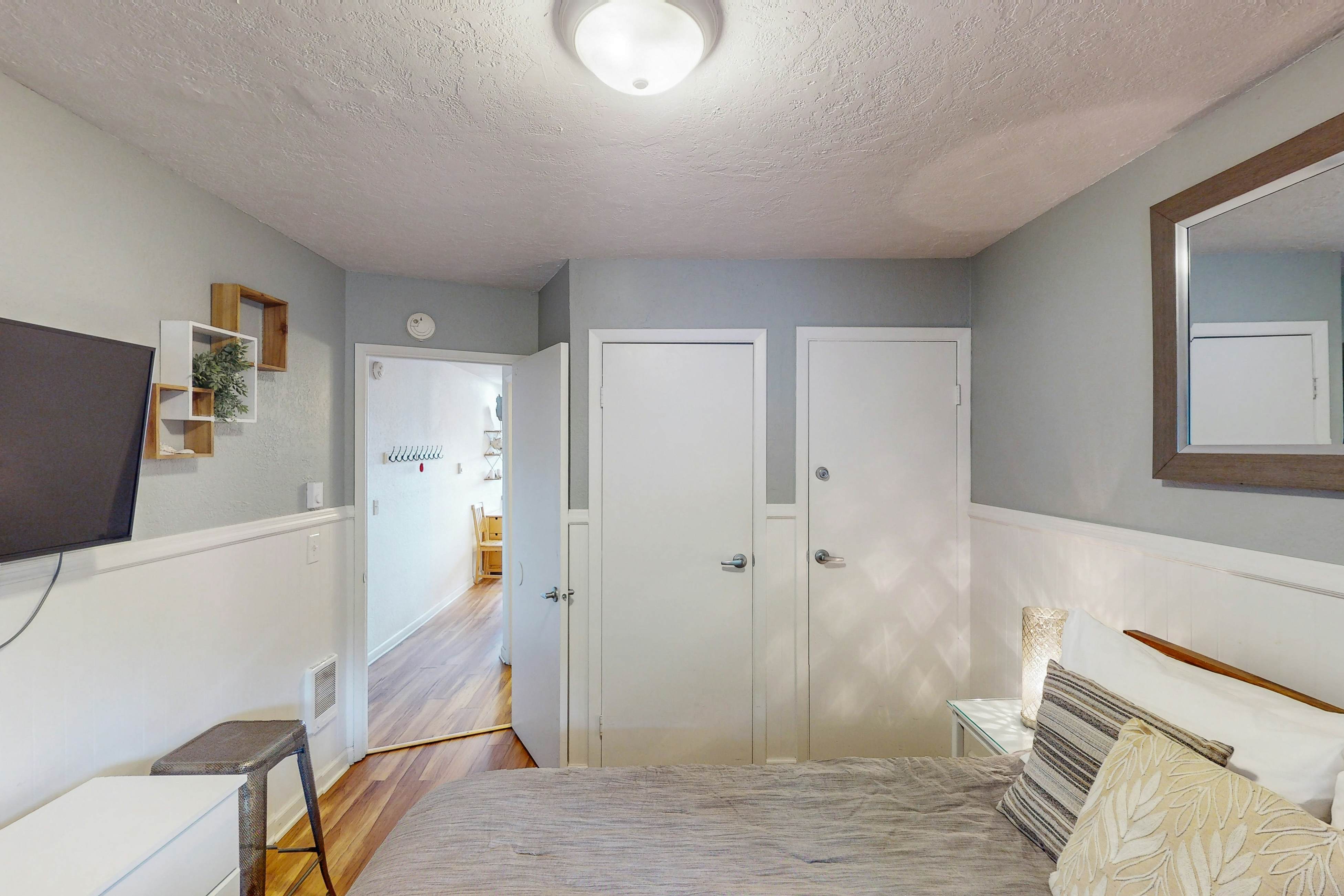 Studio with ocean views, wifi, washer/dryer and gas fireplace