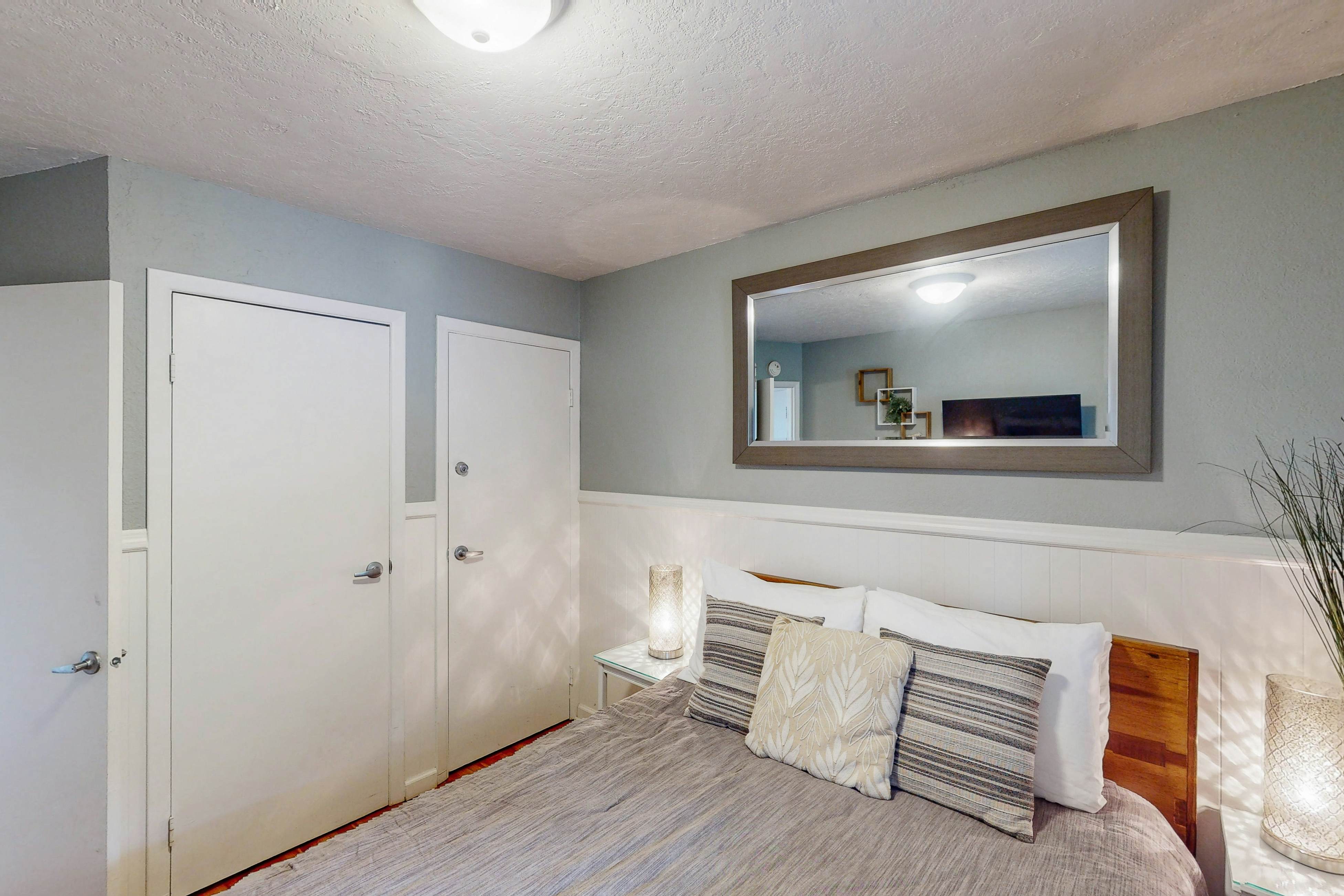 Studio with ocean views, wifi, washer/dryer and gas fireplace