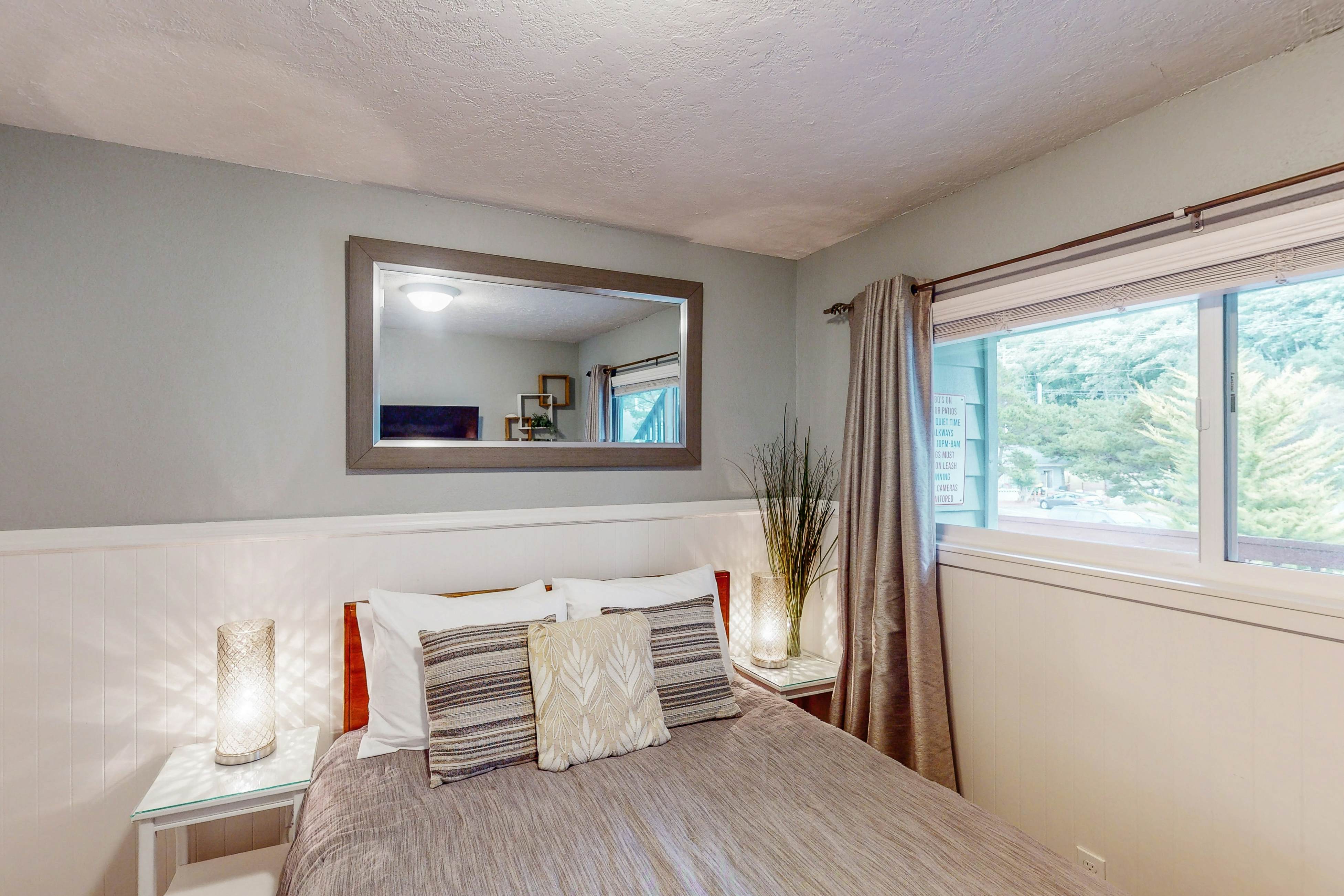 Studio with ocean views, wifi, washer/dryer and gas fireplace