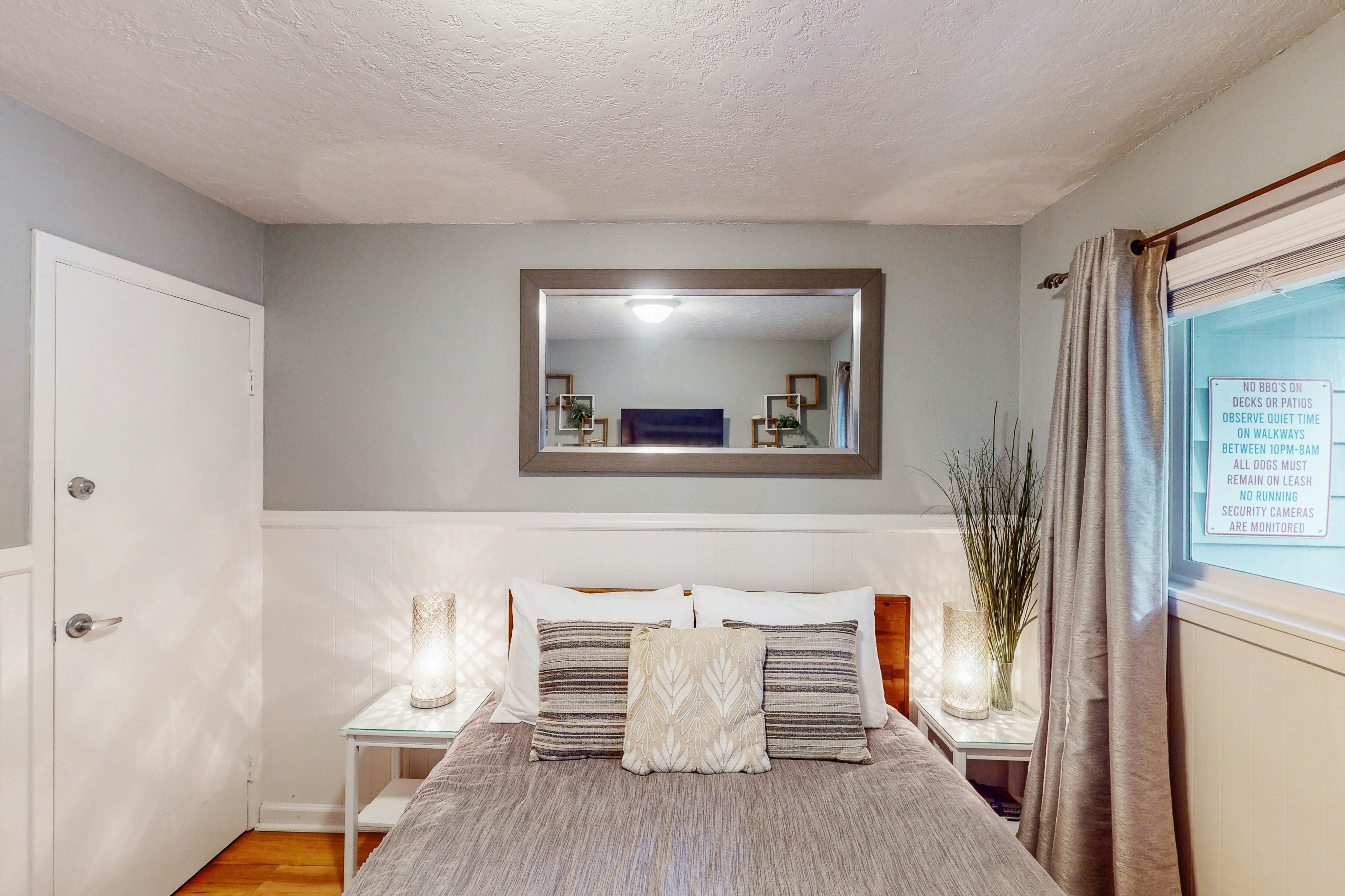 Studio with ocean views, wifi, washer/dryer and gas fireplace