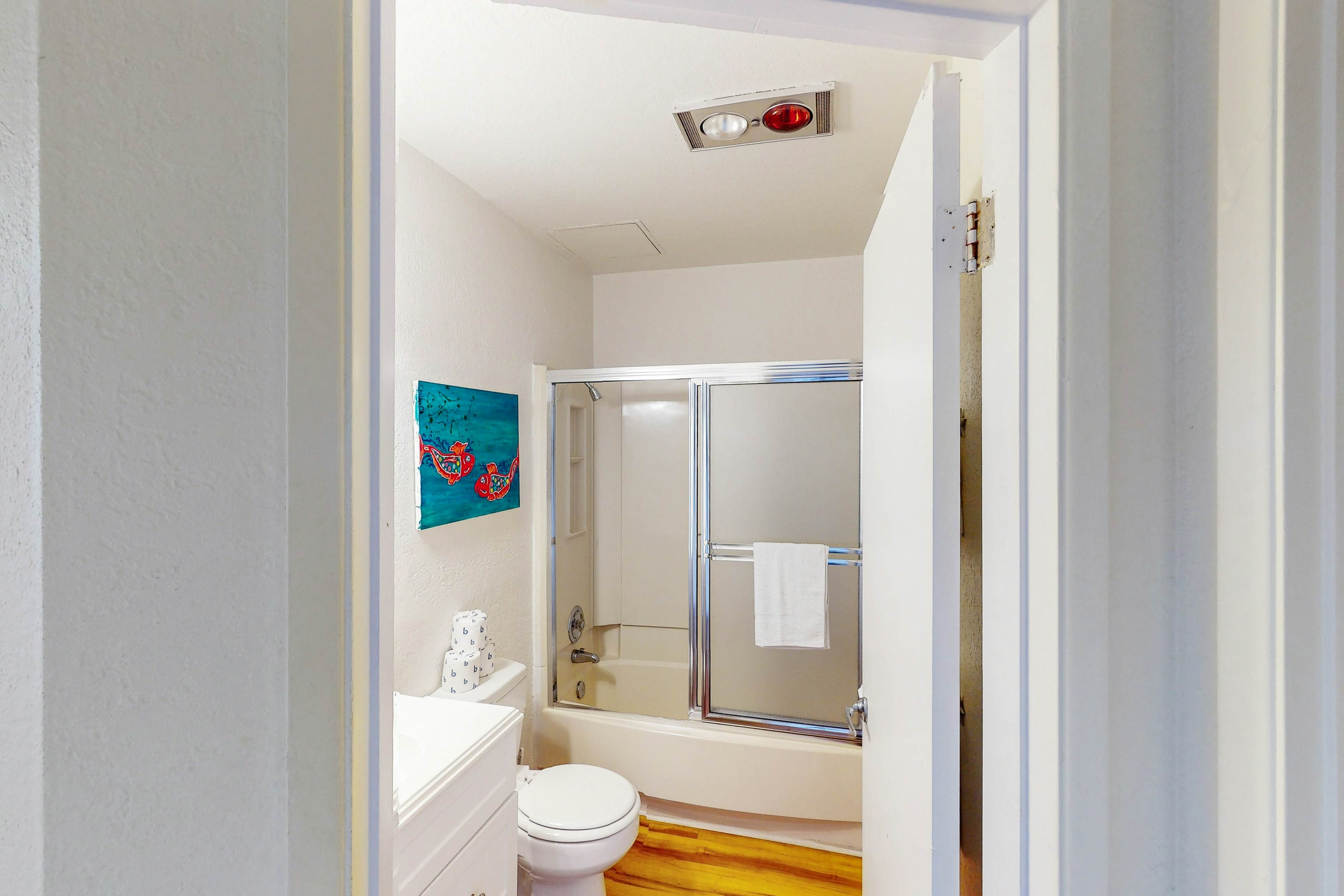 Studio with ocean views, wifi, washer/dryer and gas fireplace