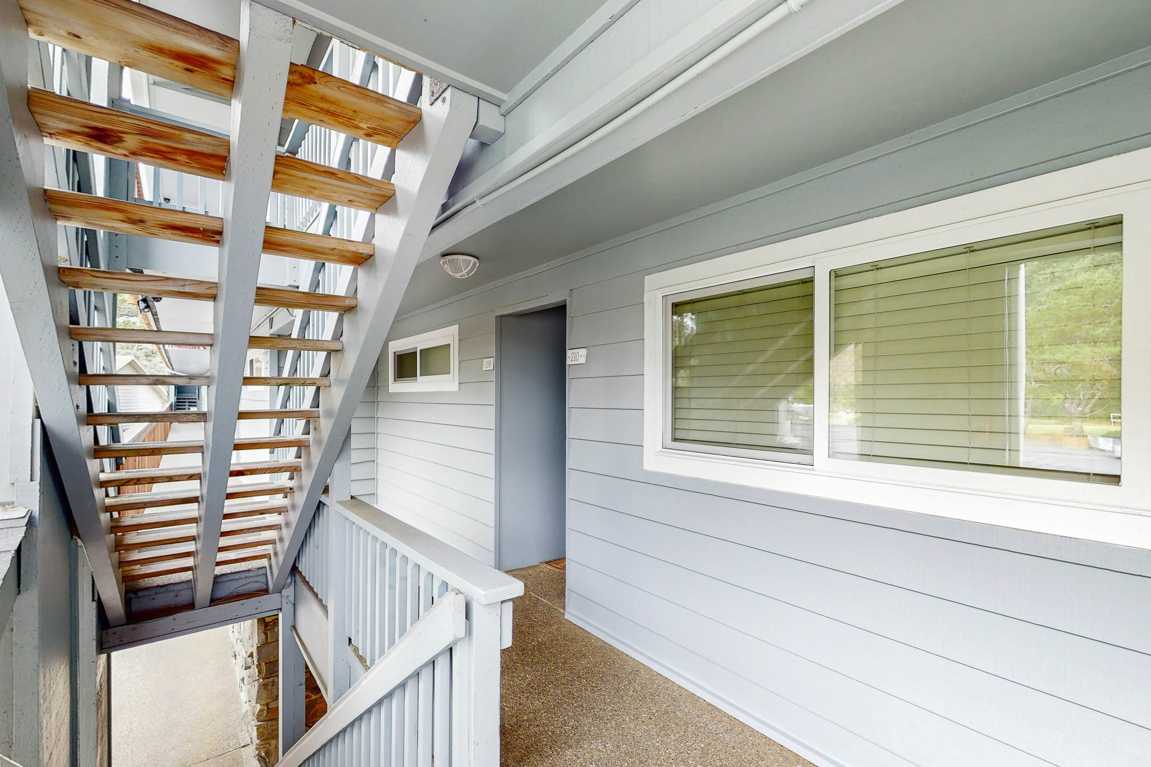 Studio with ocean views, wifi, washer/dryer and gas fireplace