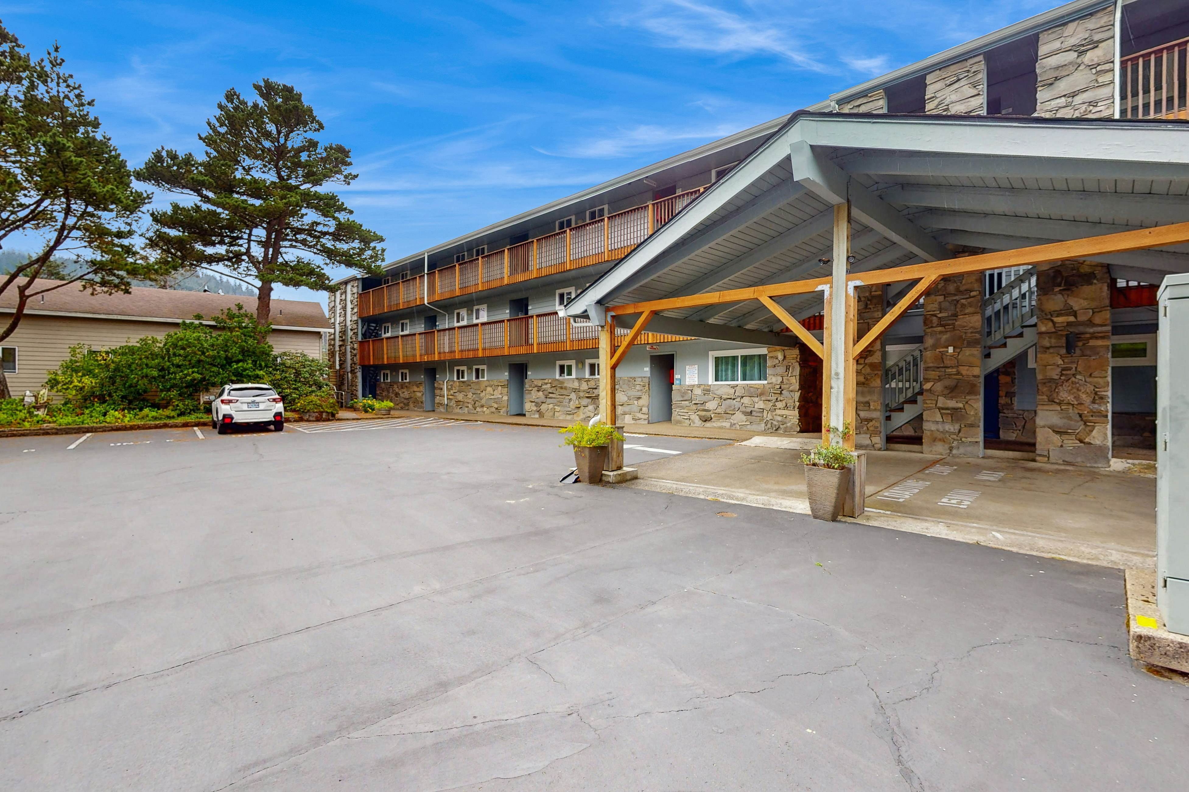 Studio with ocean views, wifi, washer/dryer and gas fireplace