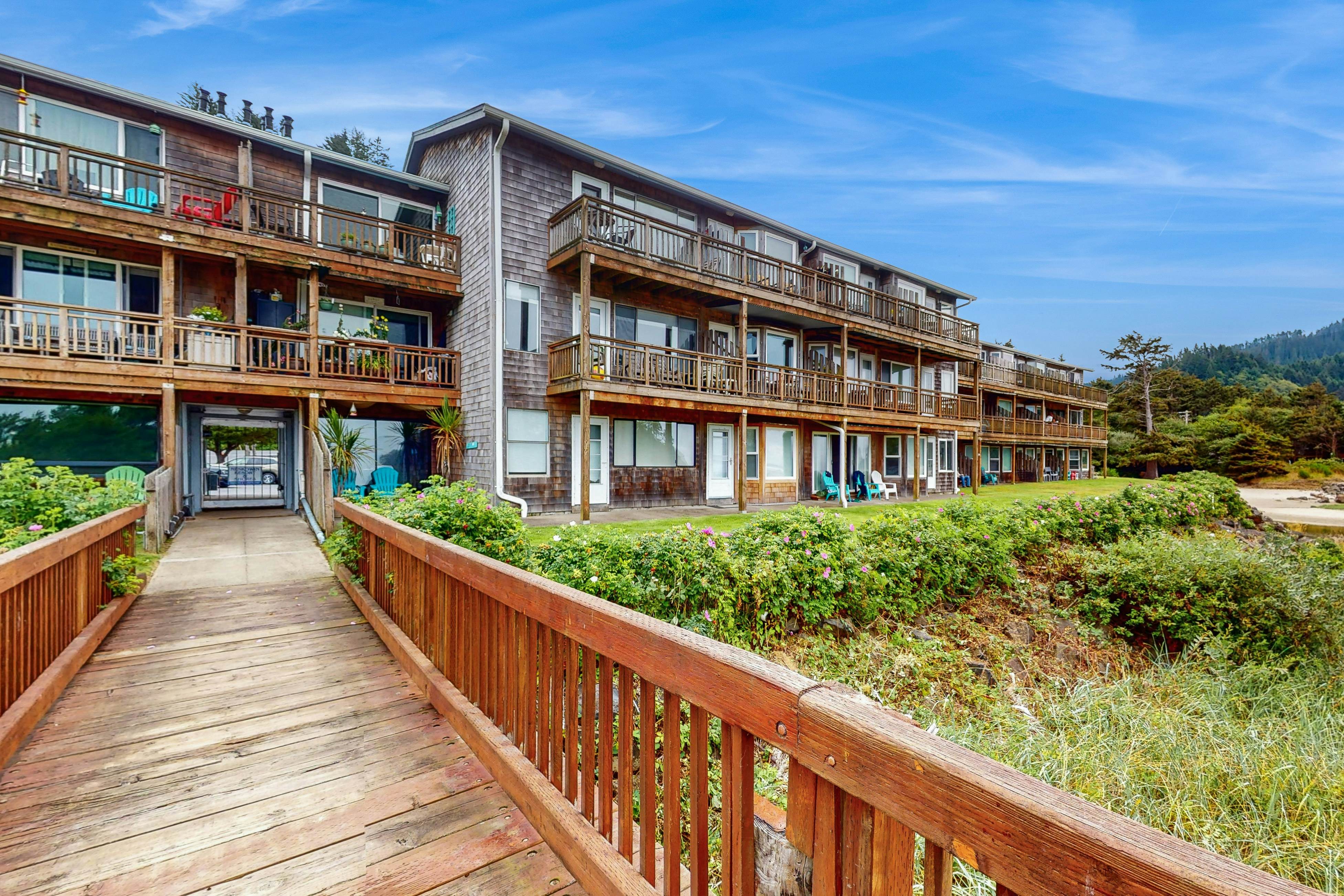 Studio with ocean views, wifi, washer/dryer and gas fireplace