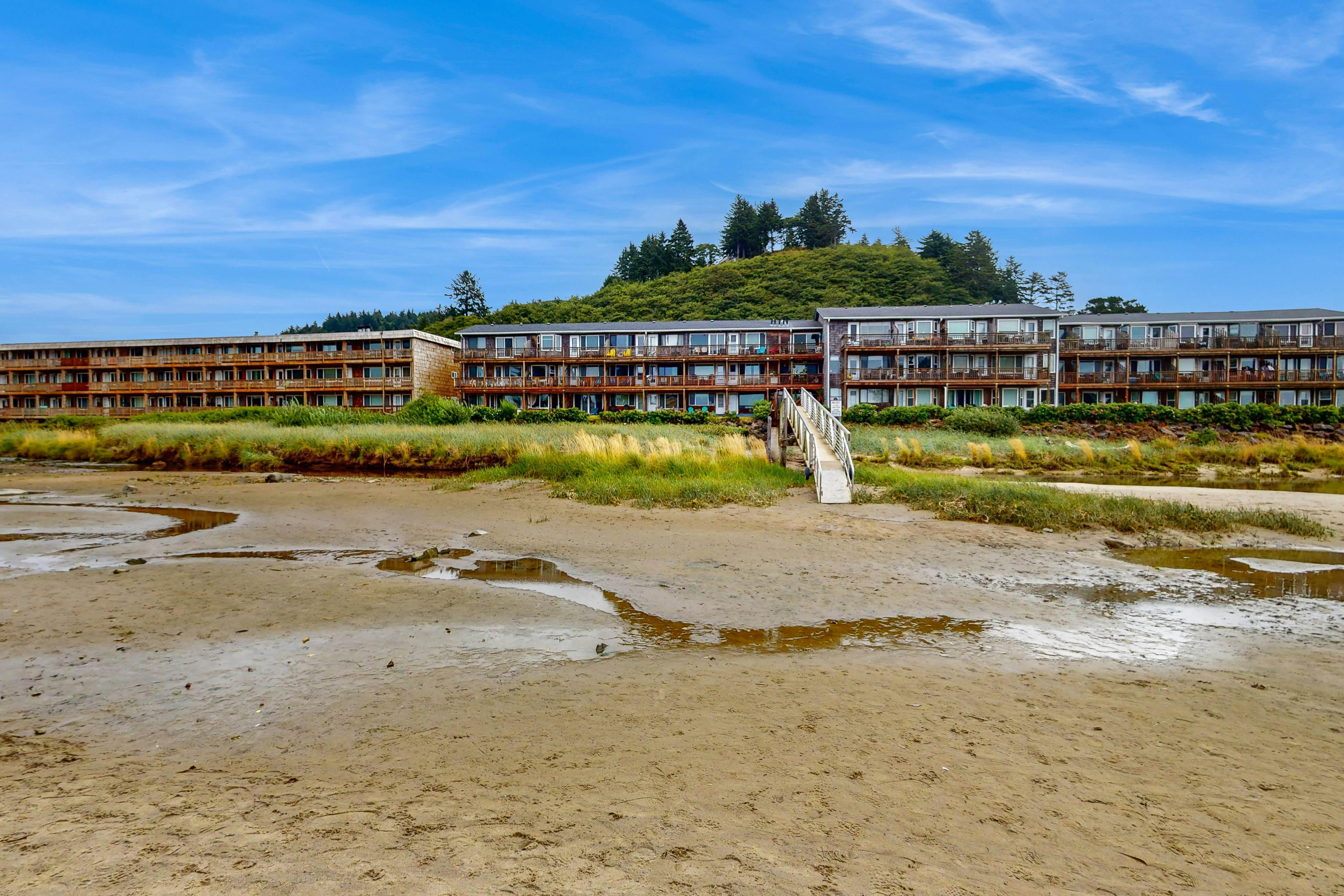 Studio with ocean views, wifi, washer/dryer and gas fireplace