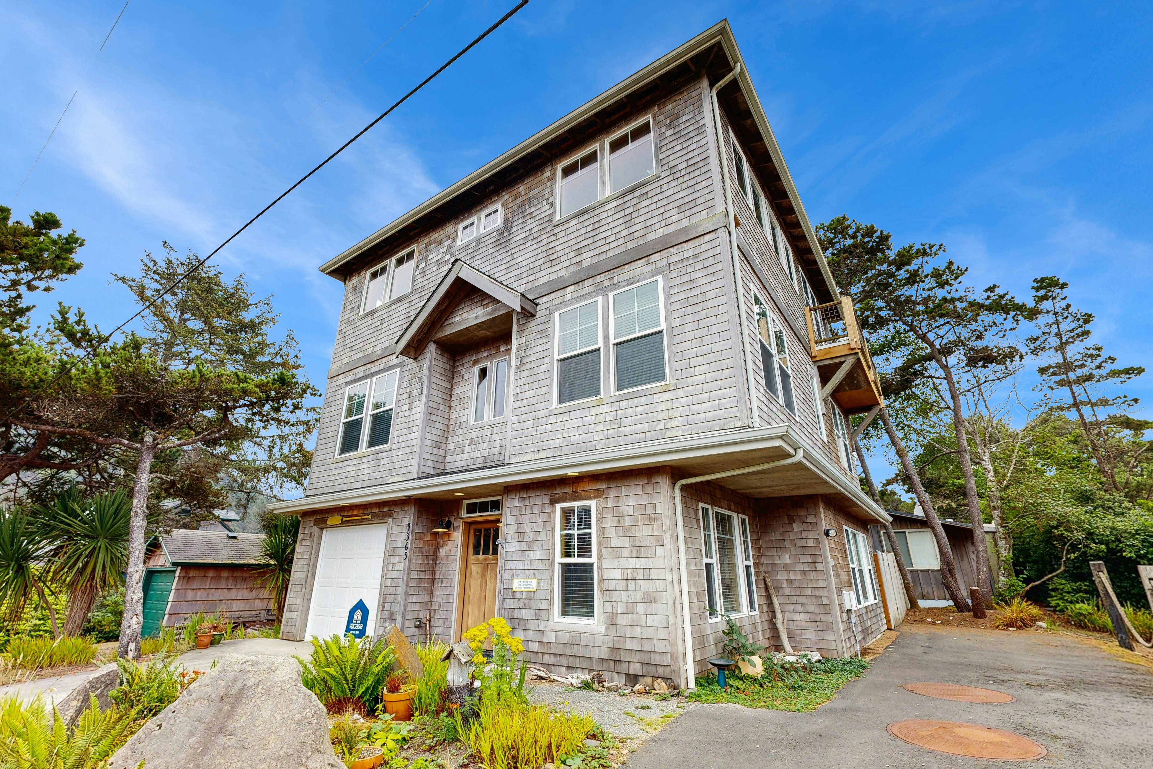 Dog-friendly Neskowin Village home w/ ocean views, private hot tub, & patio