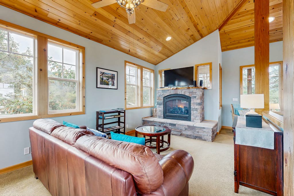 Dog friendly Neskowin Village home with ocean views private hot
