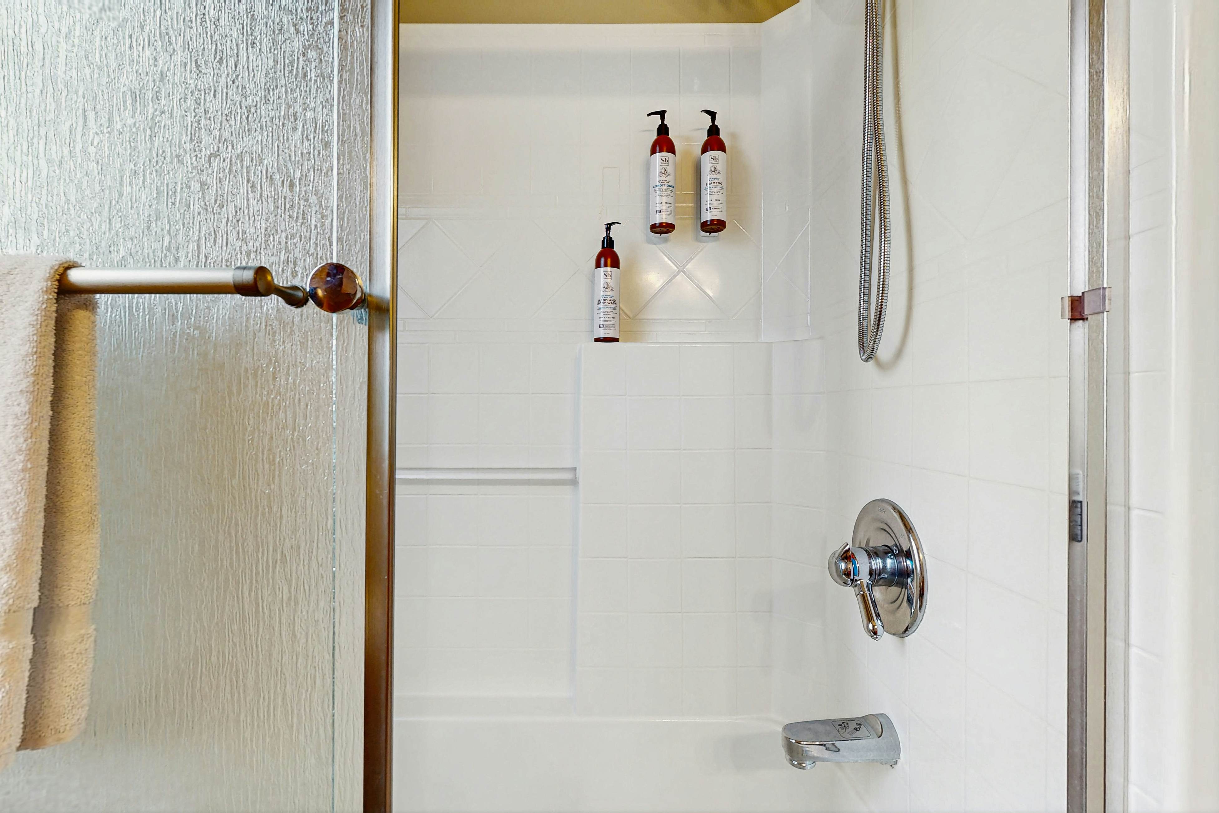 Dog-friendly Neskowin Village home w/ ocean views, private hot tub, & patio