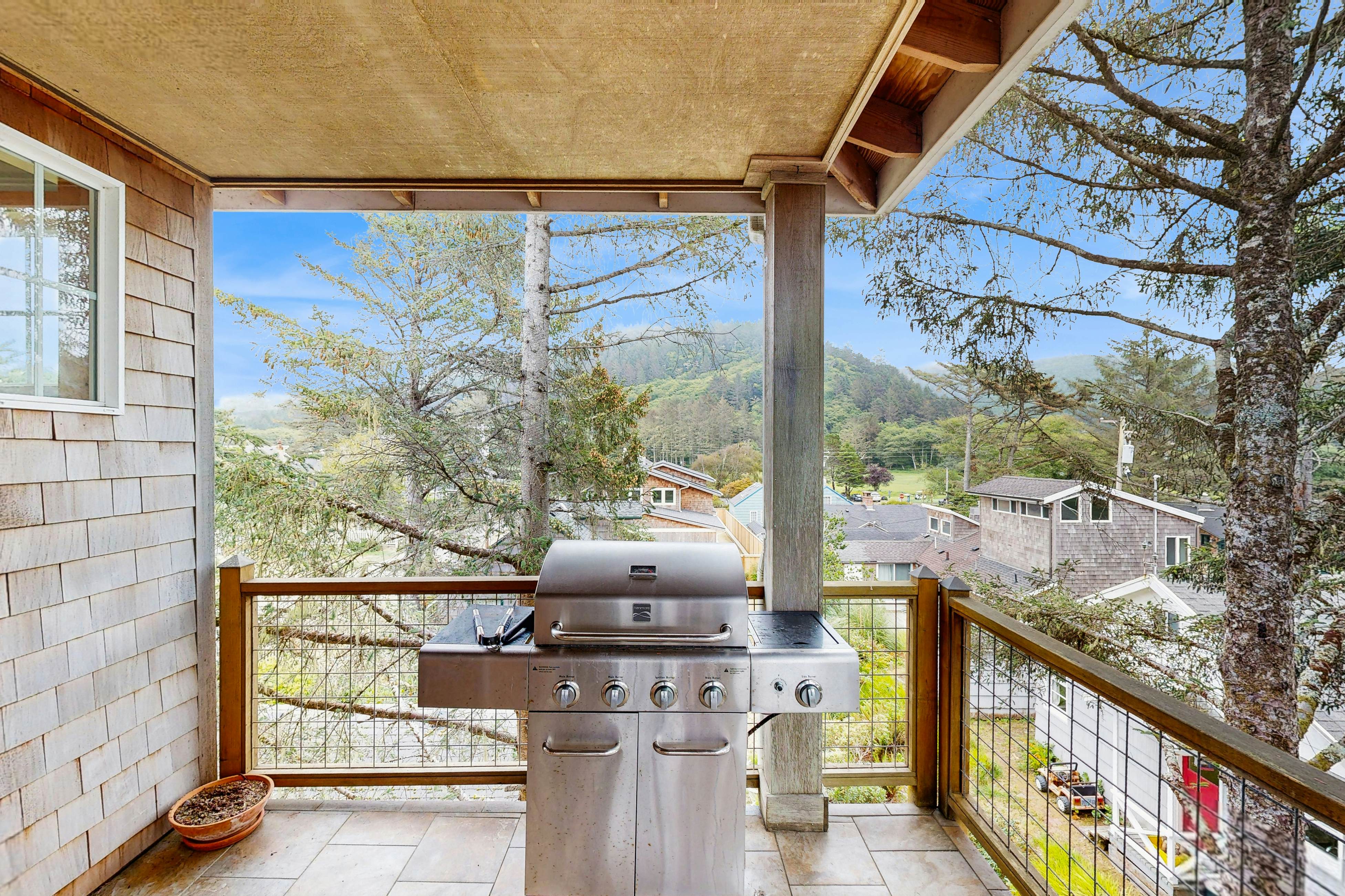 Dog-friendly Neskowin Village home w/ ocean views, private hot tub, & patio