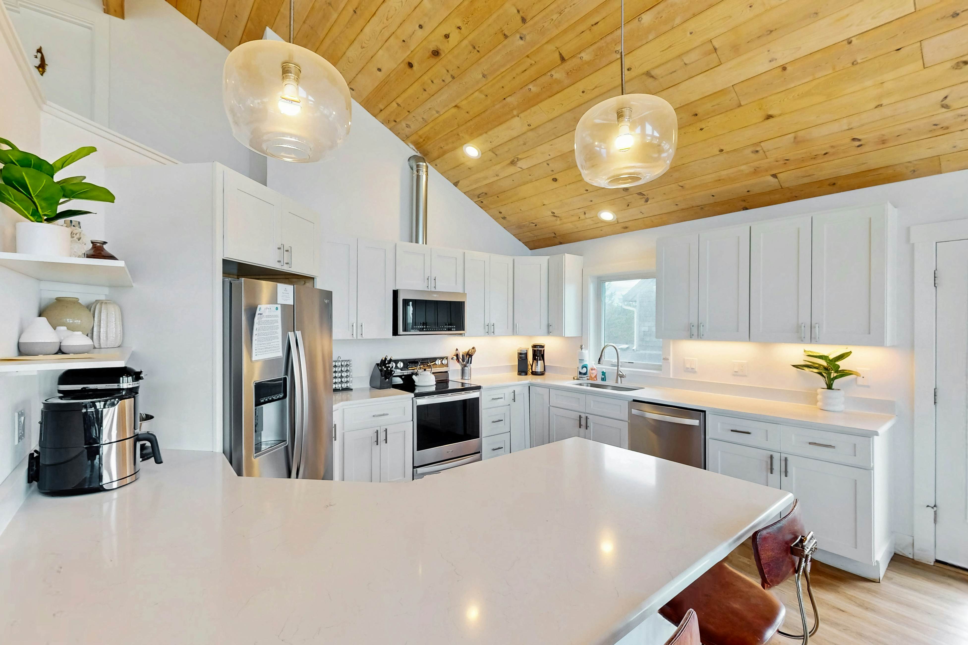 Designer home with stunning ocean & sunset views, steps to beach - dog-friendly