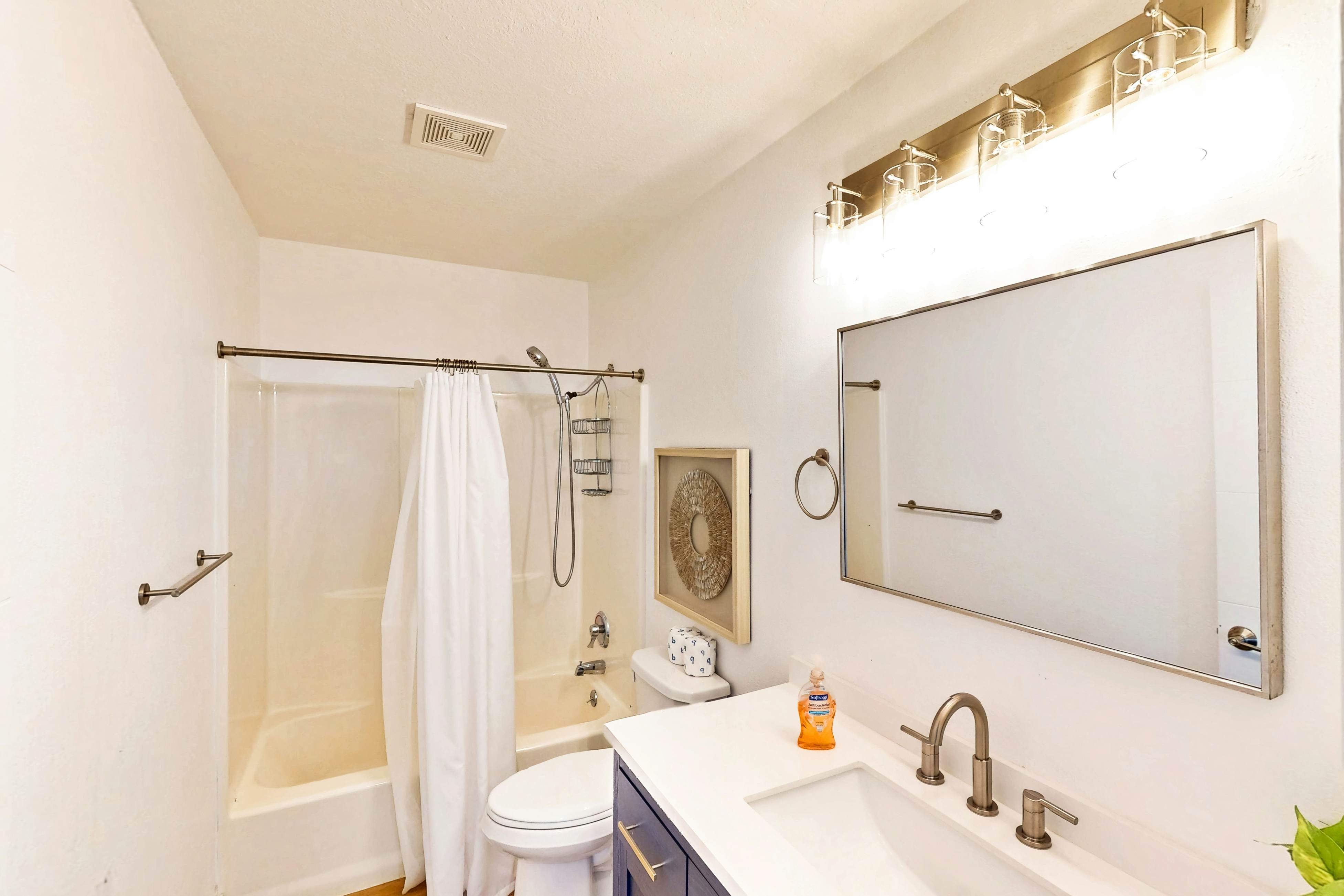 Designer home with stunning ocean & sunset views, steps to beach - dog-friendly