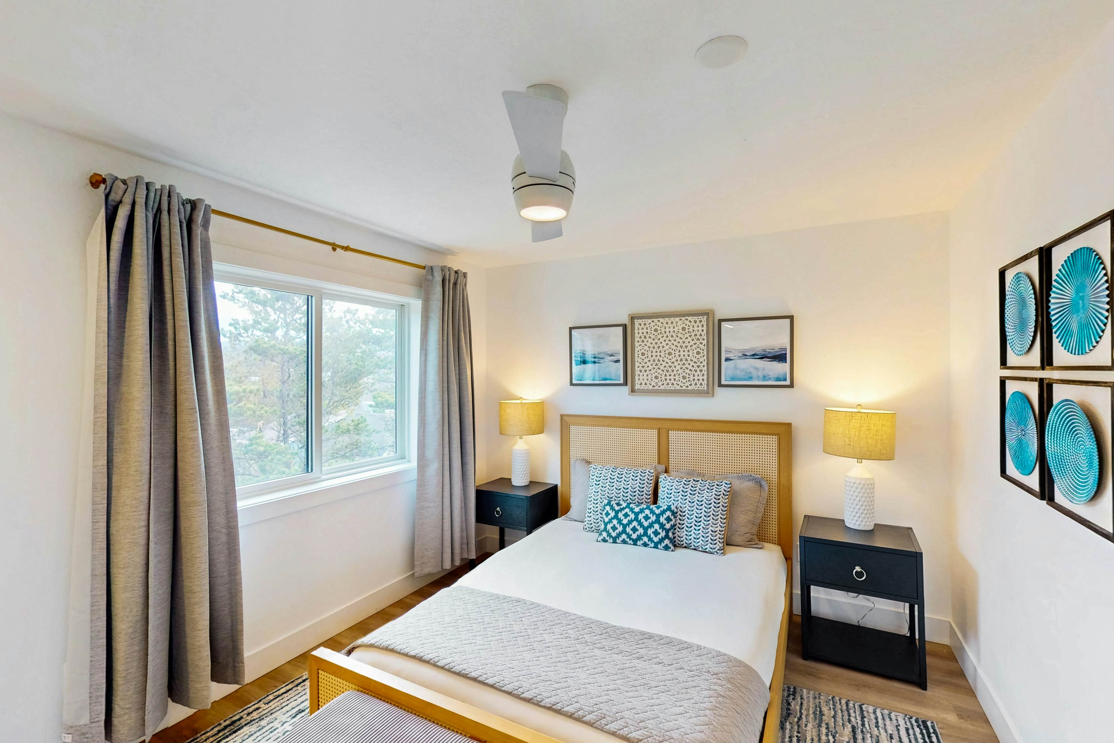 Designer home with stunning ocean & sunset views, steps to beach - dog-friendly