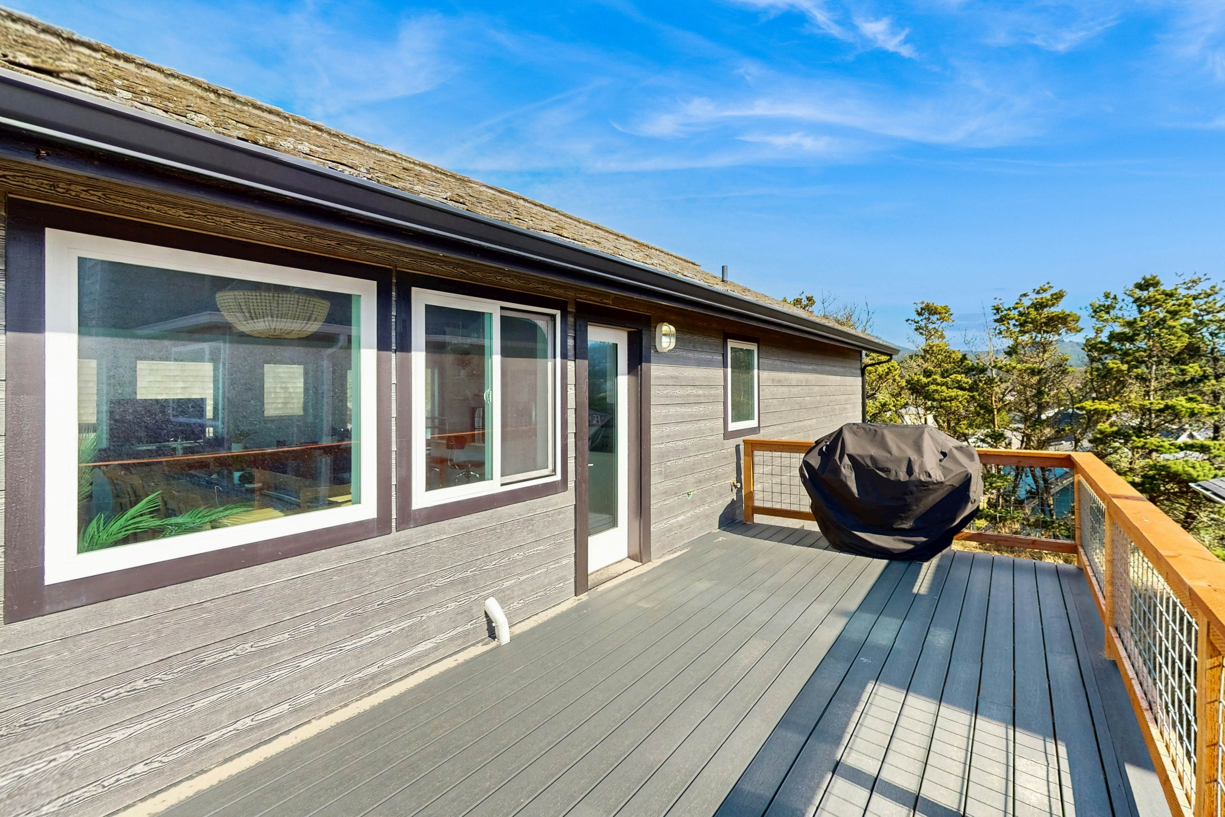 Designer home with stunning ocean & sunset views, steps to beach - dog-friendly